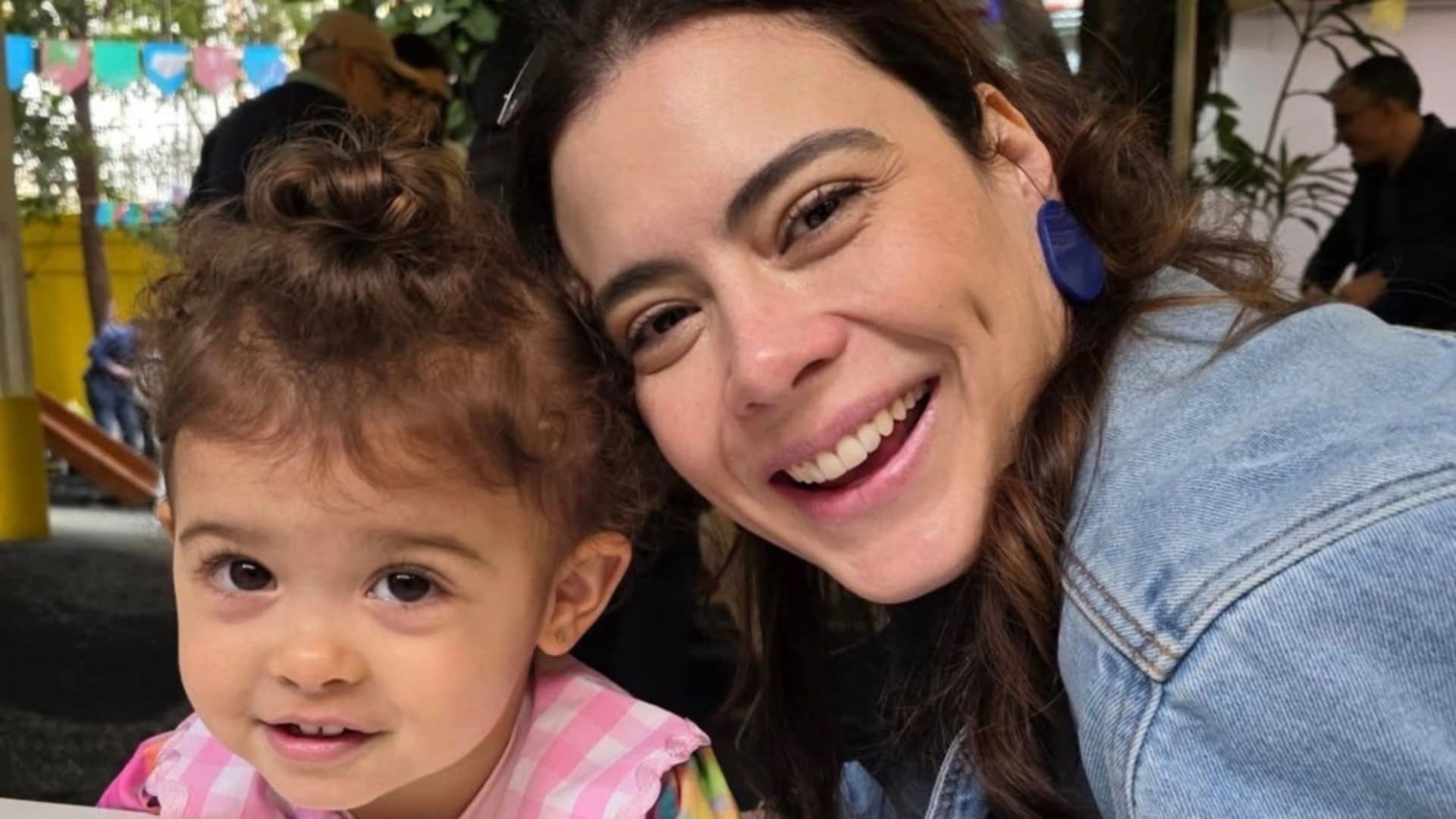 Michelle Loreto se emociona ao ver apresentação da festa junina da filha