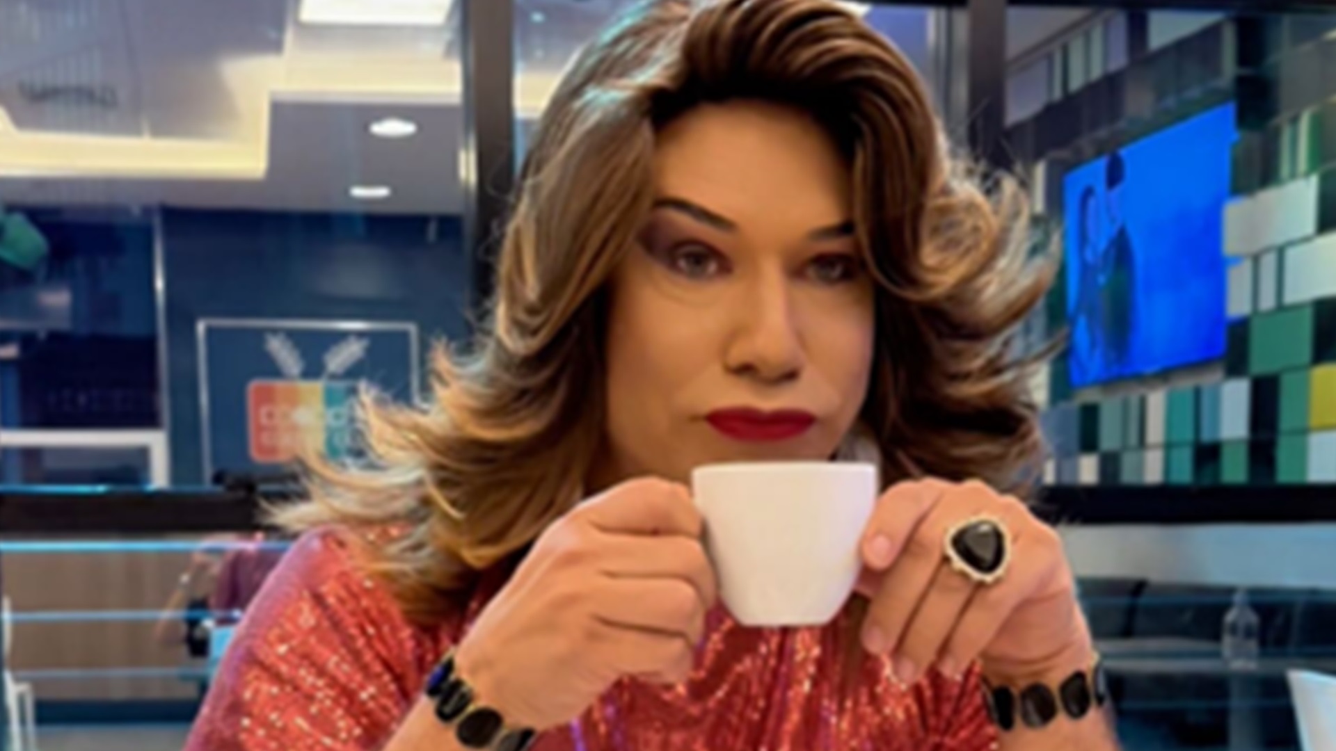 Tiago Barnabé, a Narcisa do SBT, faz aparição em público com a esposa