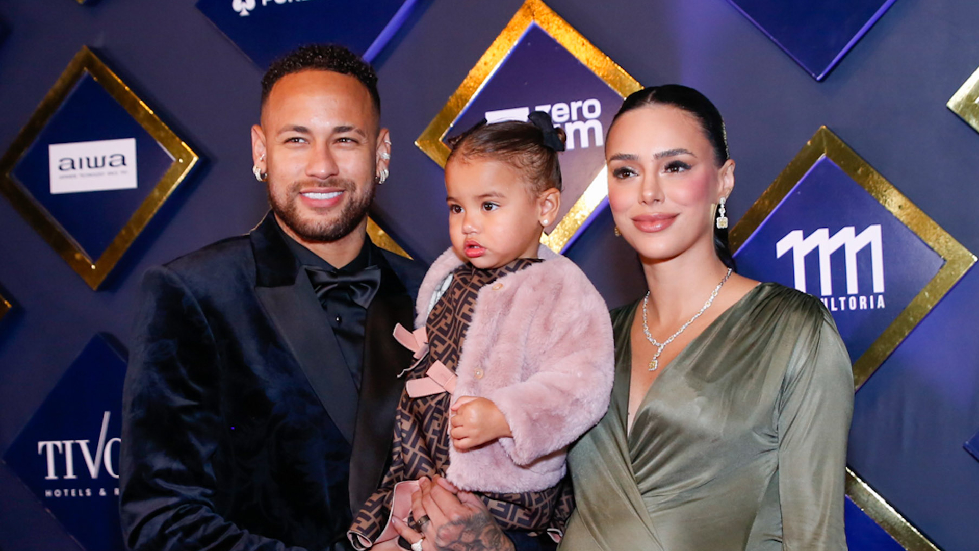 Neymar Jr promove seu leilão beneficente ao lado de Mavie e Bruna Biancardi