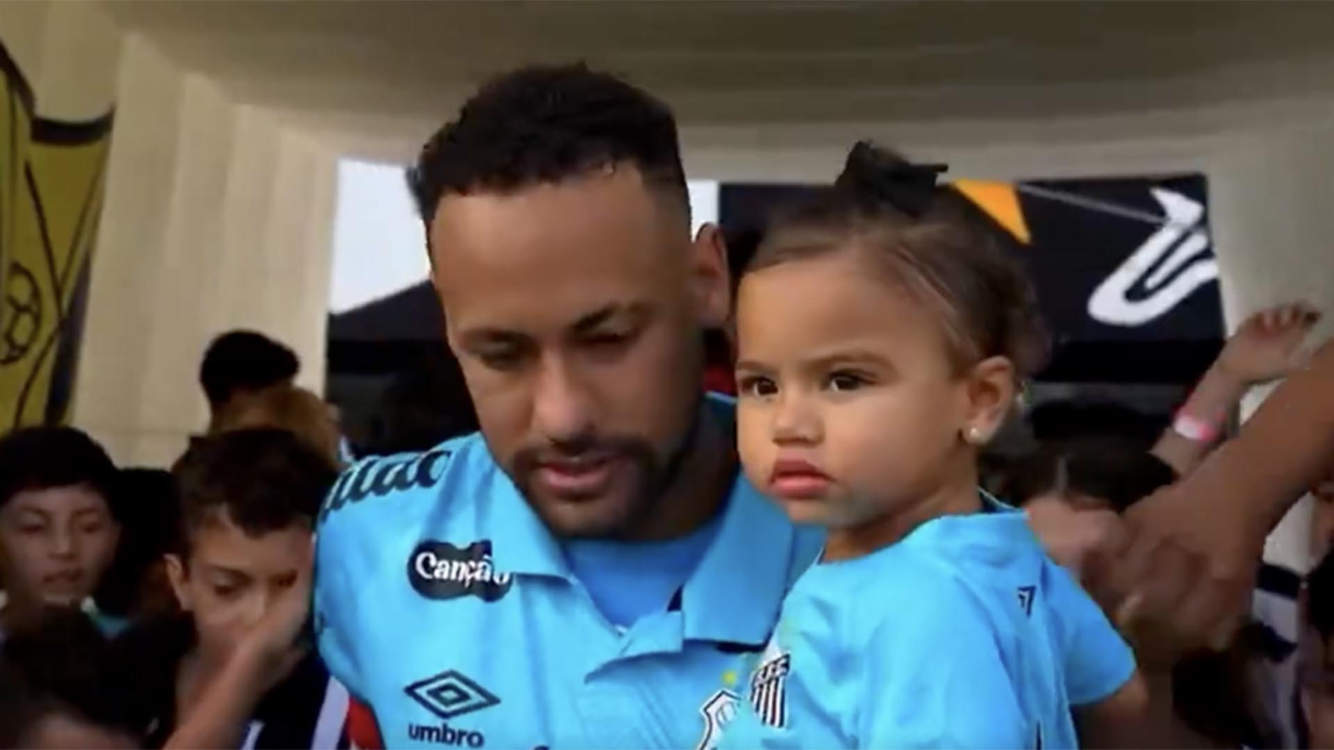 Mavie rouba a cena ao acompanhar Neymar Jr em jogo do Santos