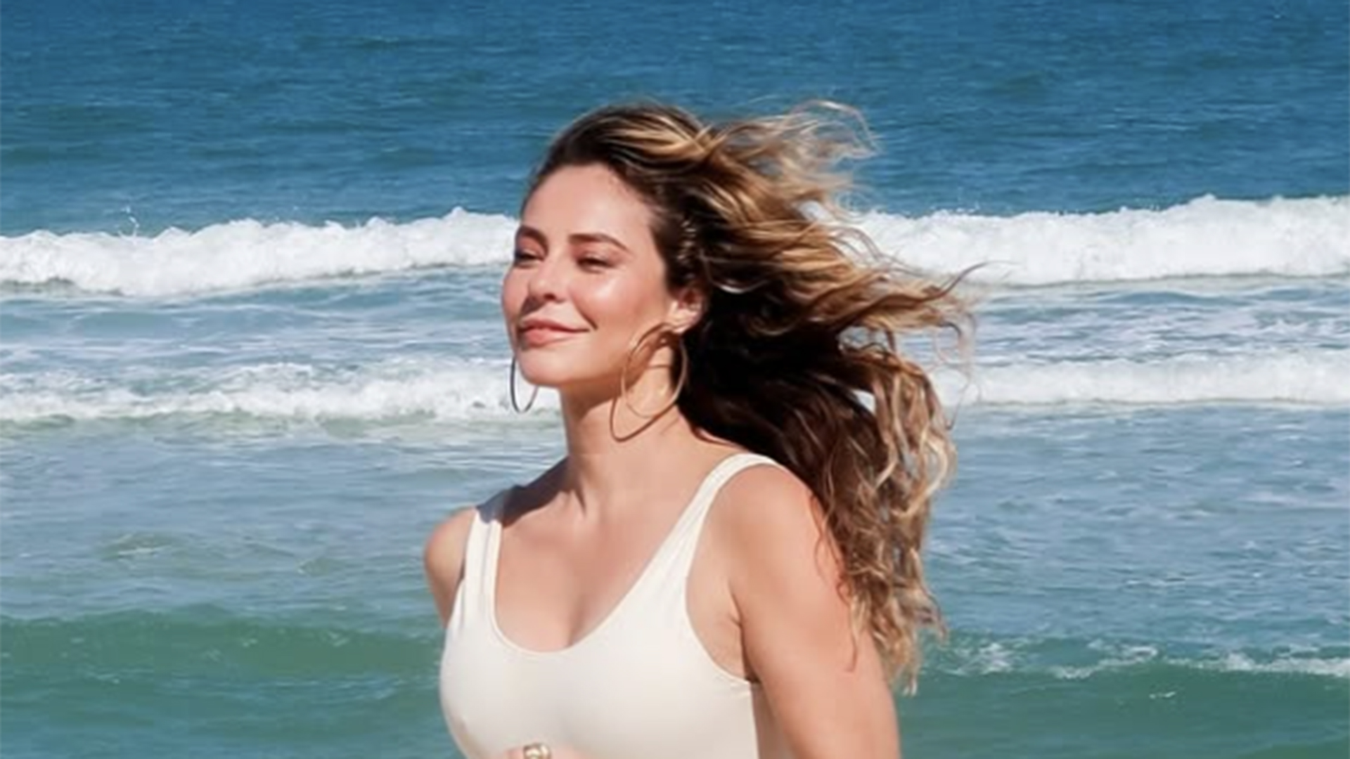 Paolla Oliveira exibe sua beleza impecável em dia na praia