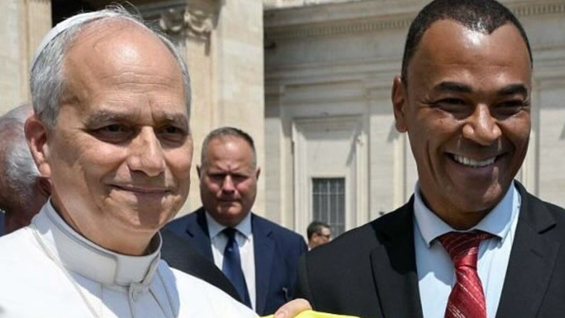 Cafu presenteia Papa Leão XIV com item especial em viagem a Roma