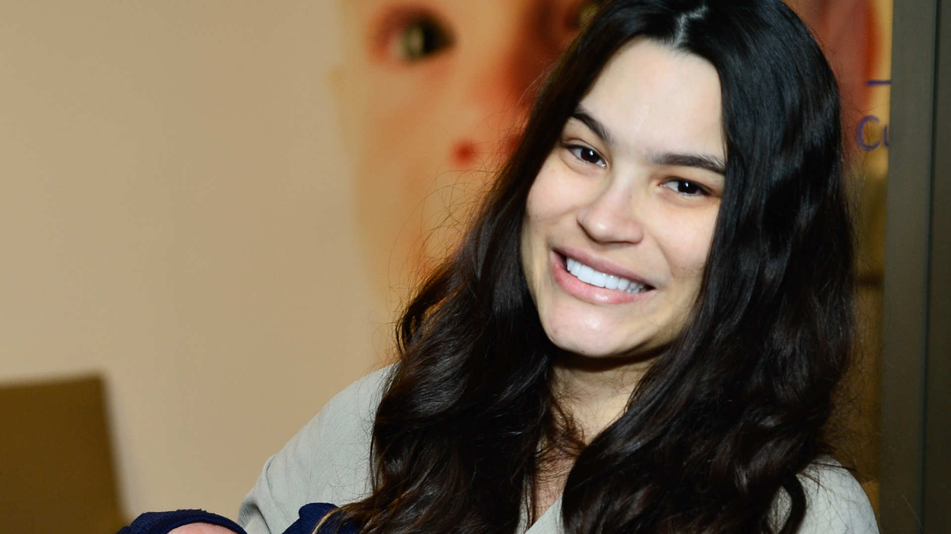 Raissa Barbosa apresenta o filho recém-nascido na saída da maternidade