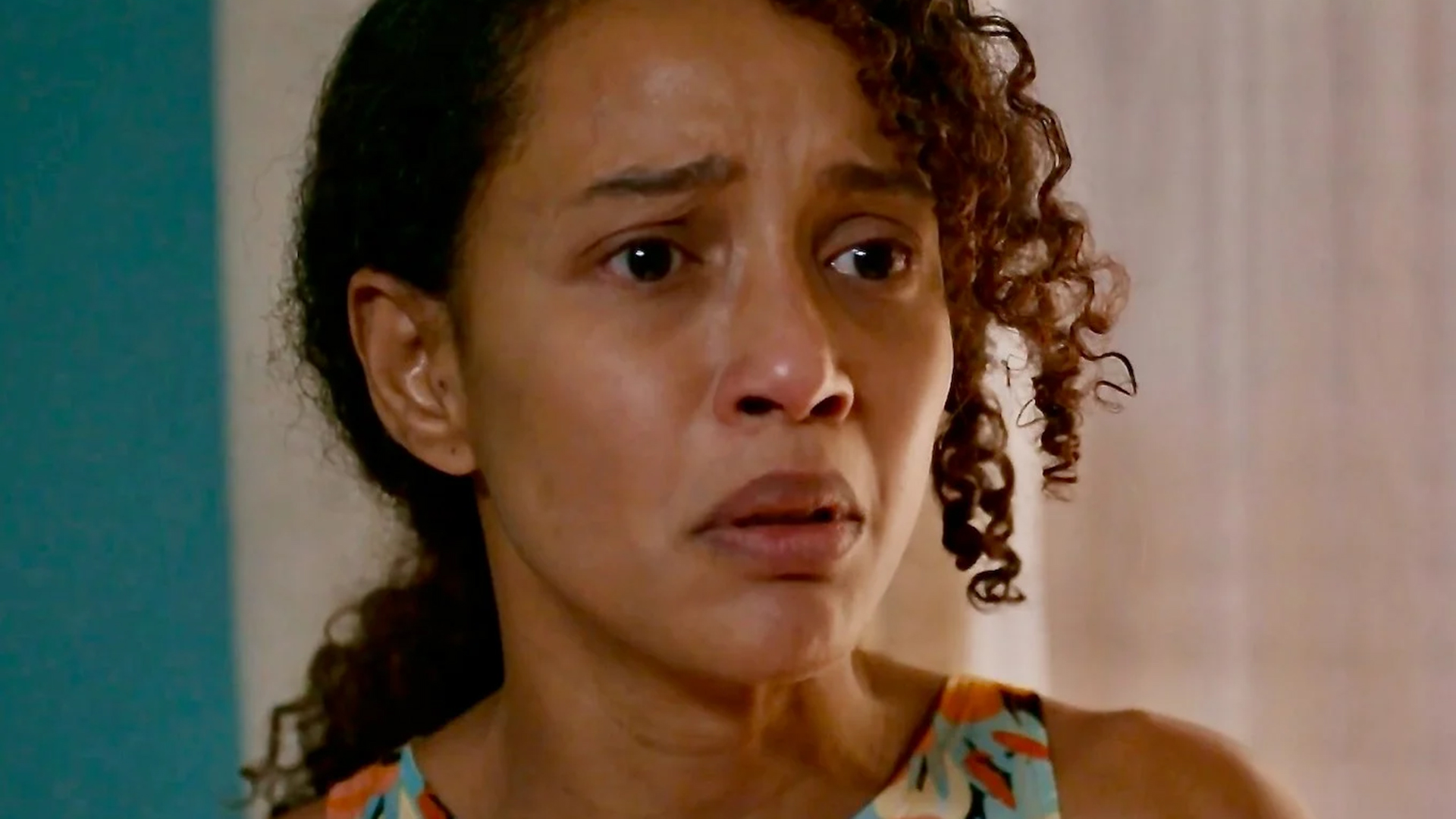 Vale Tudo: Raquel roga praga e coloca Fátima para correr de sua vida