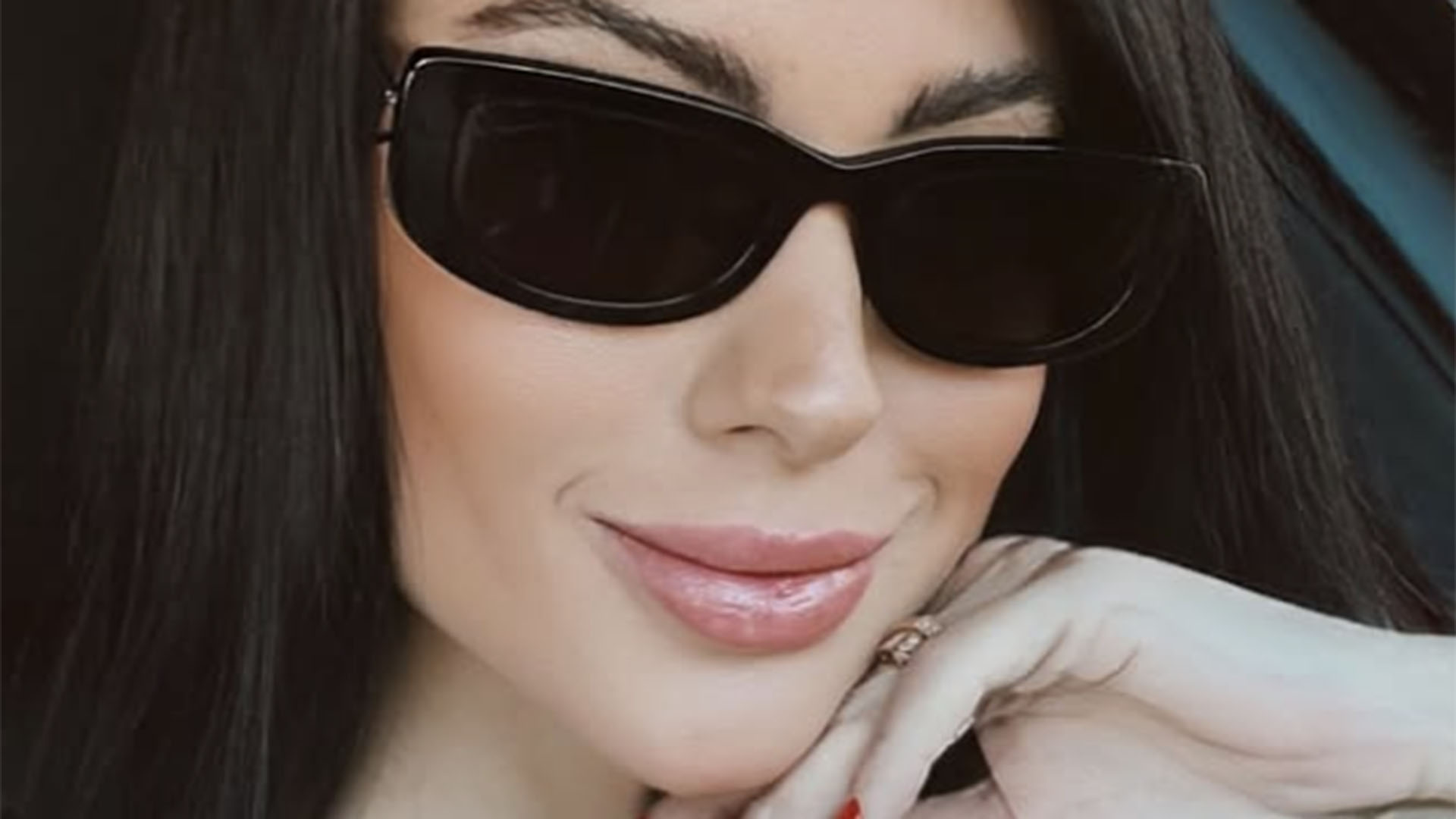 Namorada de Belo revela o real tamanho de seu cabelo ao tirar o megahair