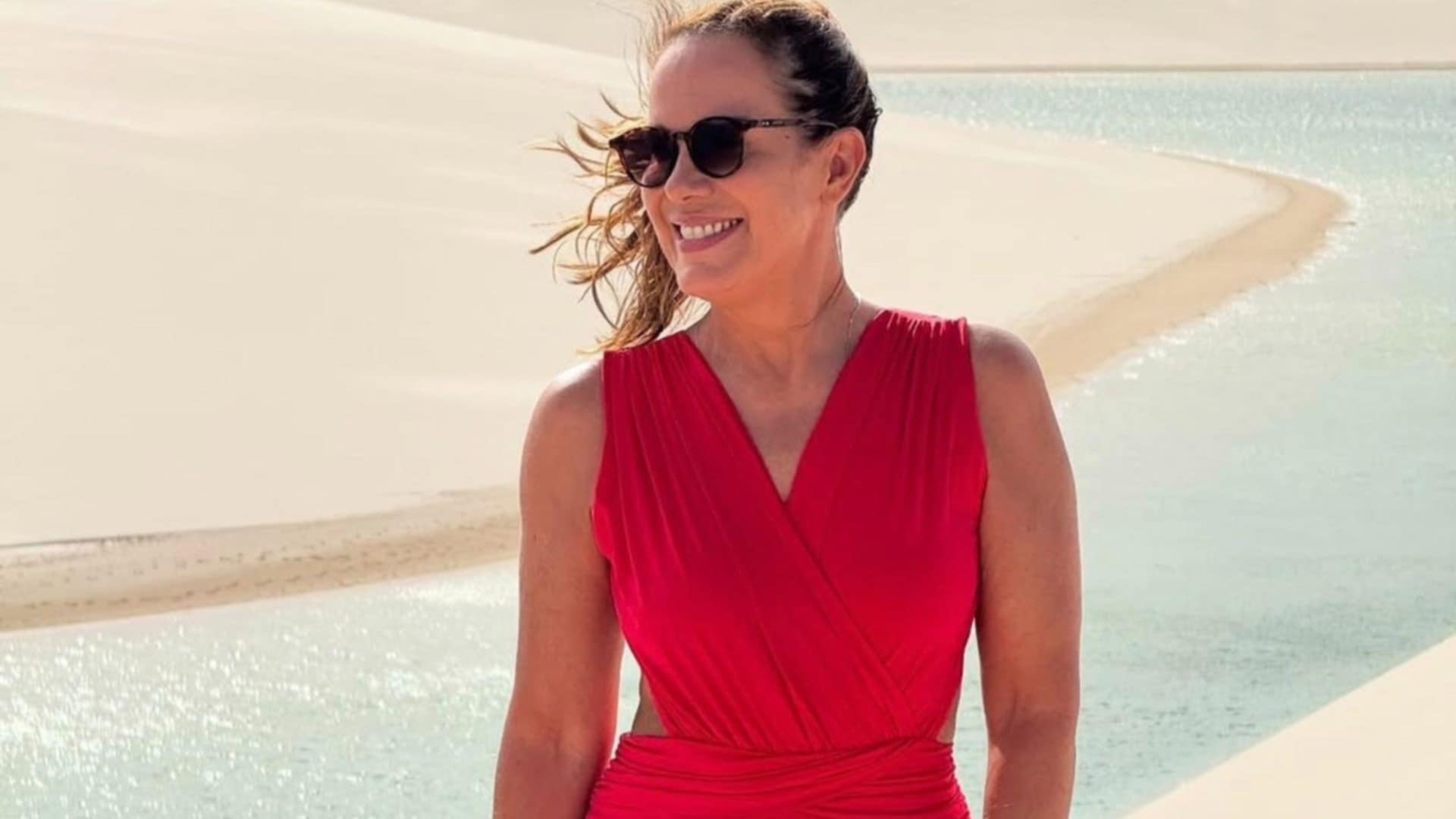 De maiô elegante, Regina Volpato esbanja beleza nos Lençóis Maranhenses