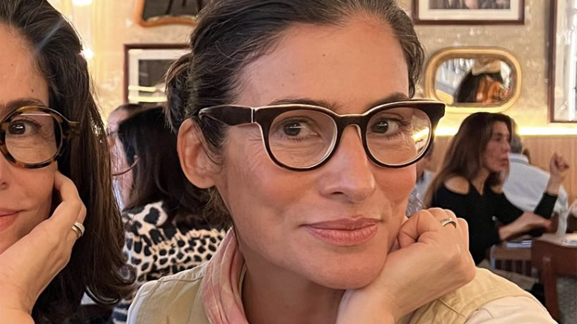 Renata Vasconcellos exibe fotos inéditas com a irmã gêmea