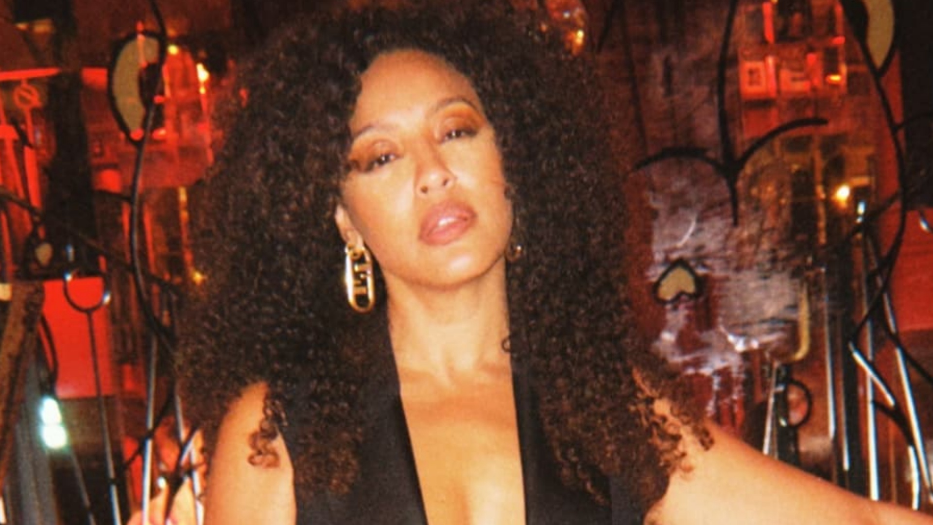Sheron Menezzes chama atenção ao surgir com look ousado: ‘Arrasou’