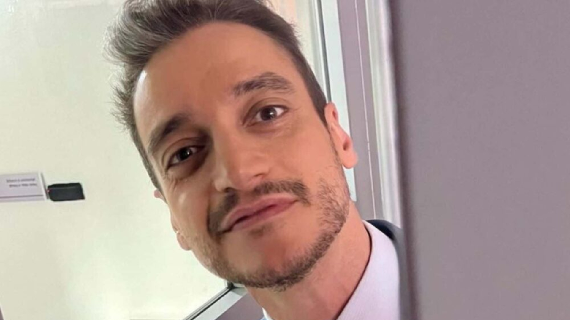 Tiago Scheuer desabafa sobre doença, e médica explica: ‘É causada pela reativação…’
