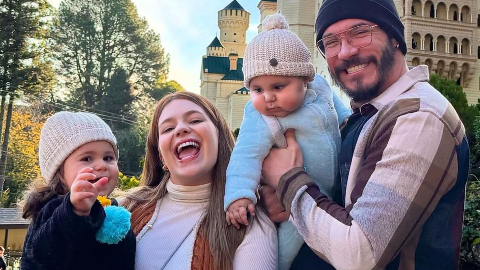 Eliezer encanta com fotos de primeira viagem em família com Viih Tube