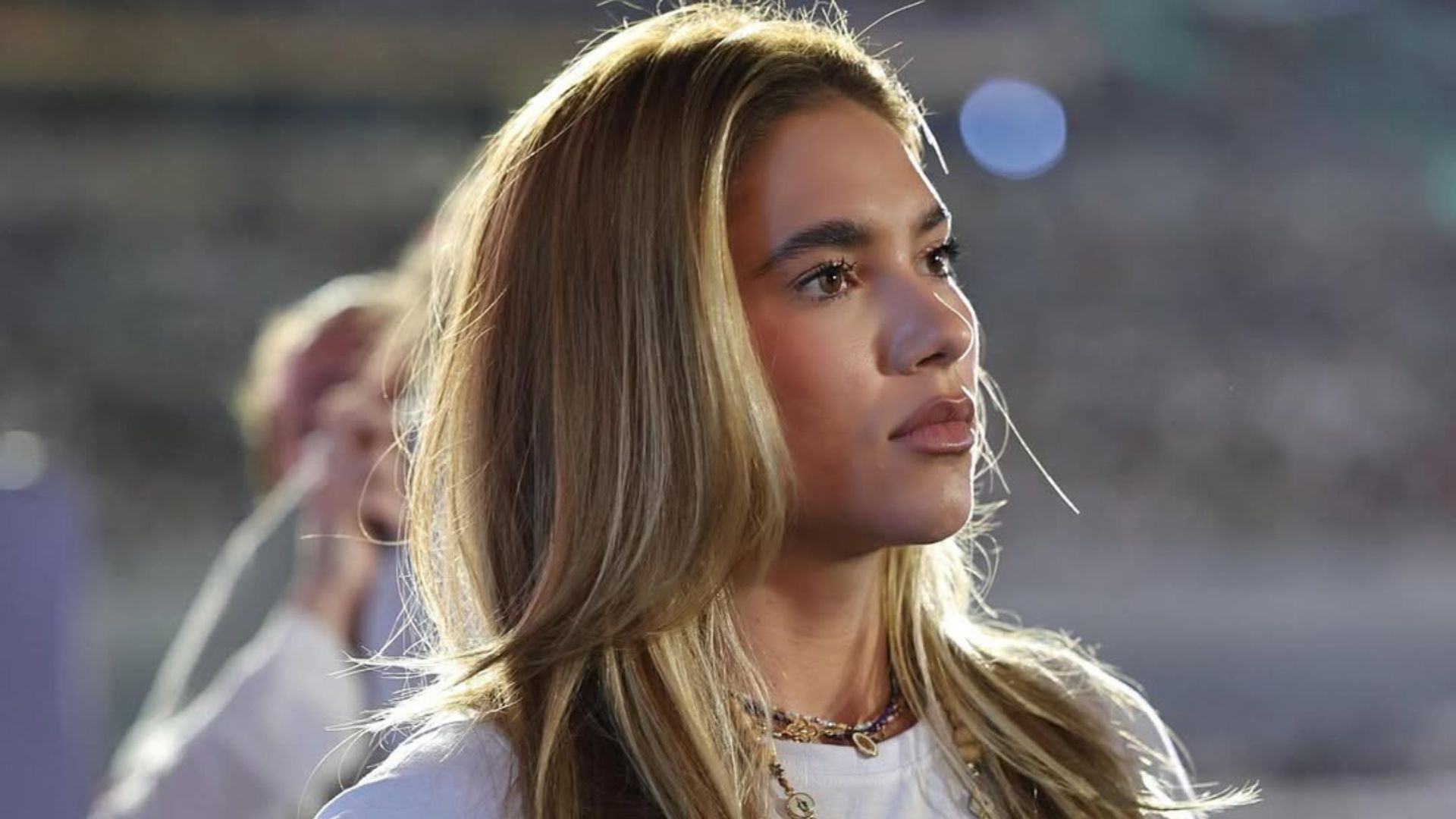 Virginia marca presença em celebração religiosa acompanhada das filhas