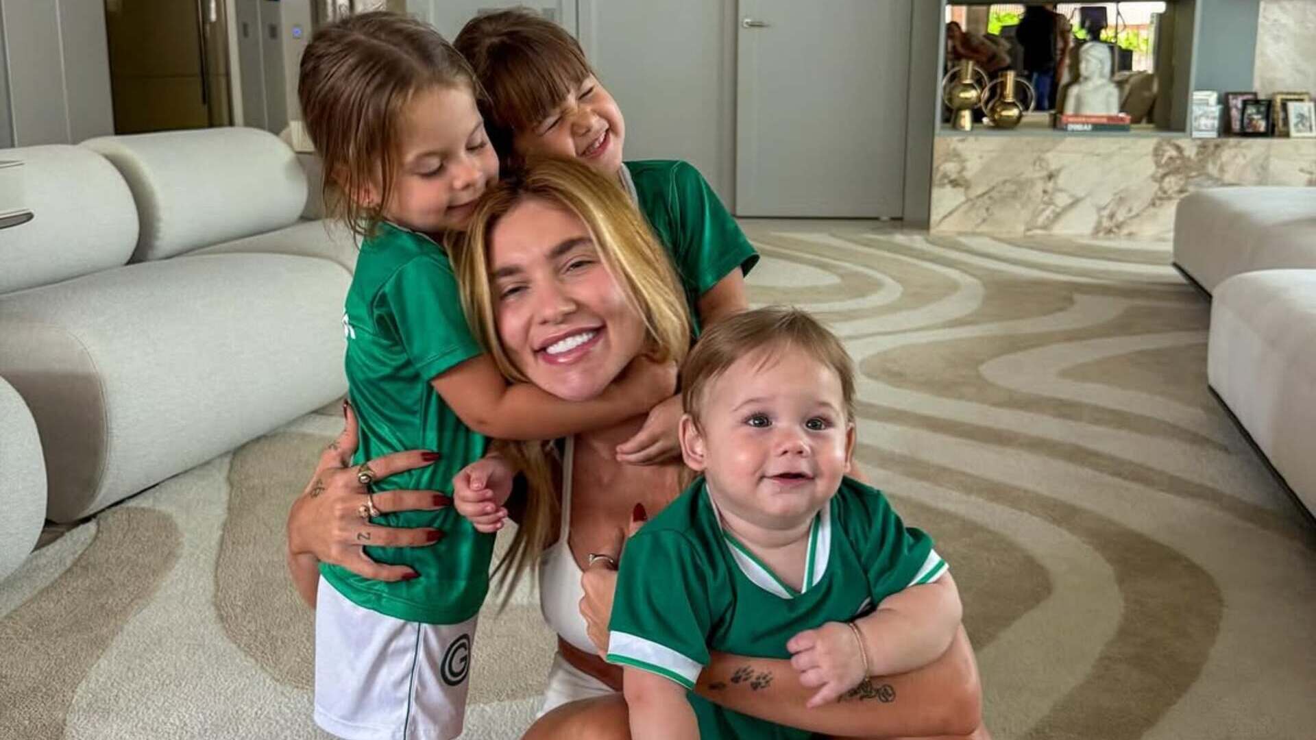 Virginia Fonseca encanta ao mostrar os filhos uniformizados para futebol