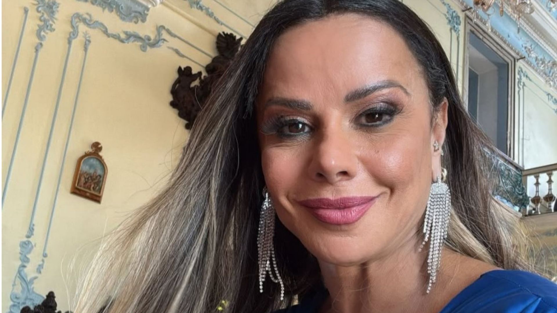 Viviane Araujo passa pela 4ª cirurgia de hérnia umbilical em São Paulo