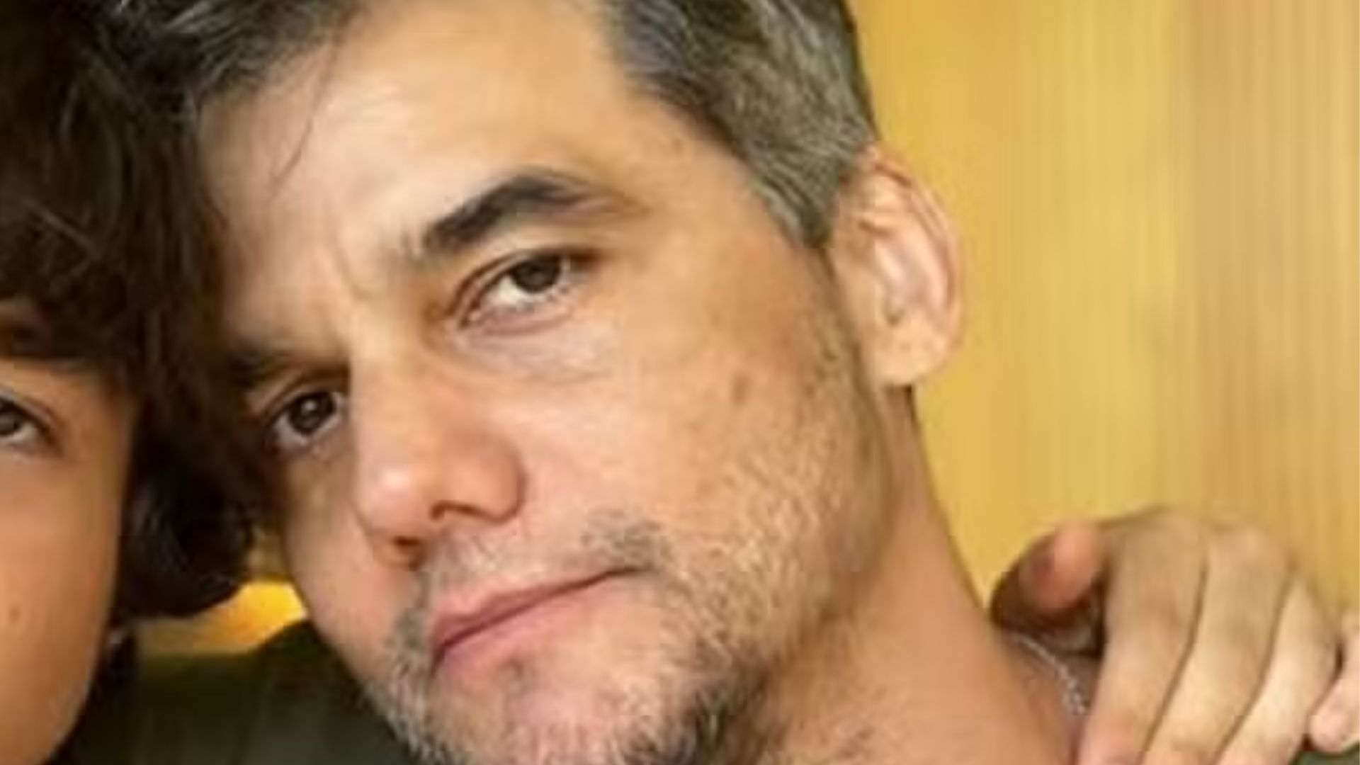 Wagner Moura faz aparição rara ao lado do filho e web aponta semelhança