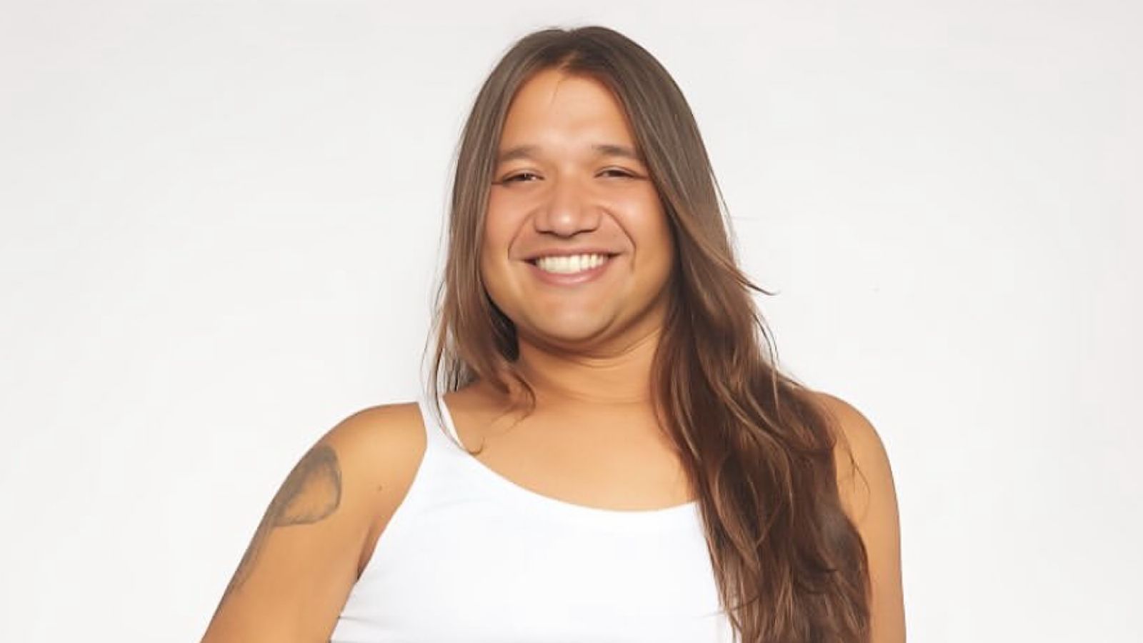 Dudu Barros debate inclusão no Mês do Orgulho LGBTQIAPN+: ‘Evoluímos? Não creio’