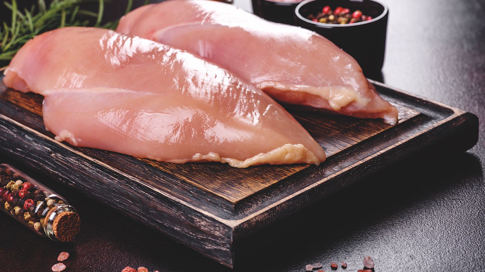 Peito de peru: saiba como preparar este alimento que promete elevar os seus pratos