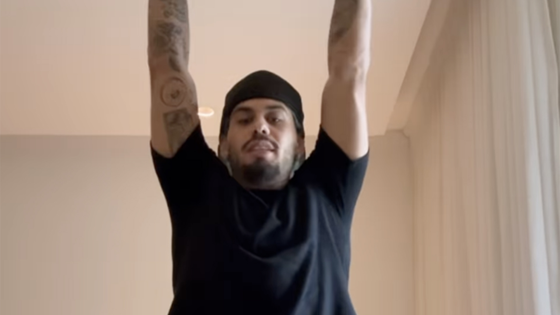 Zé Felipe faz piada com o irmão João Guilherme por causa de cropped