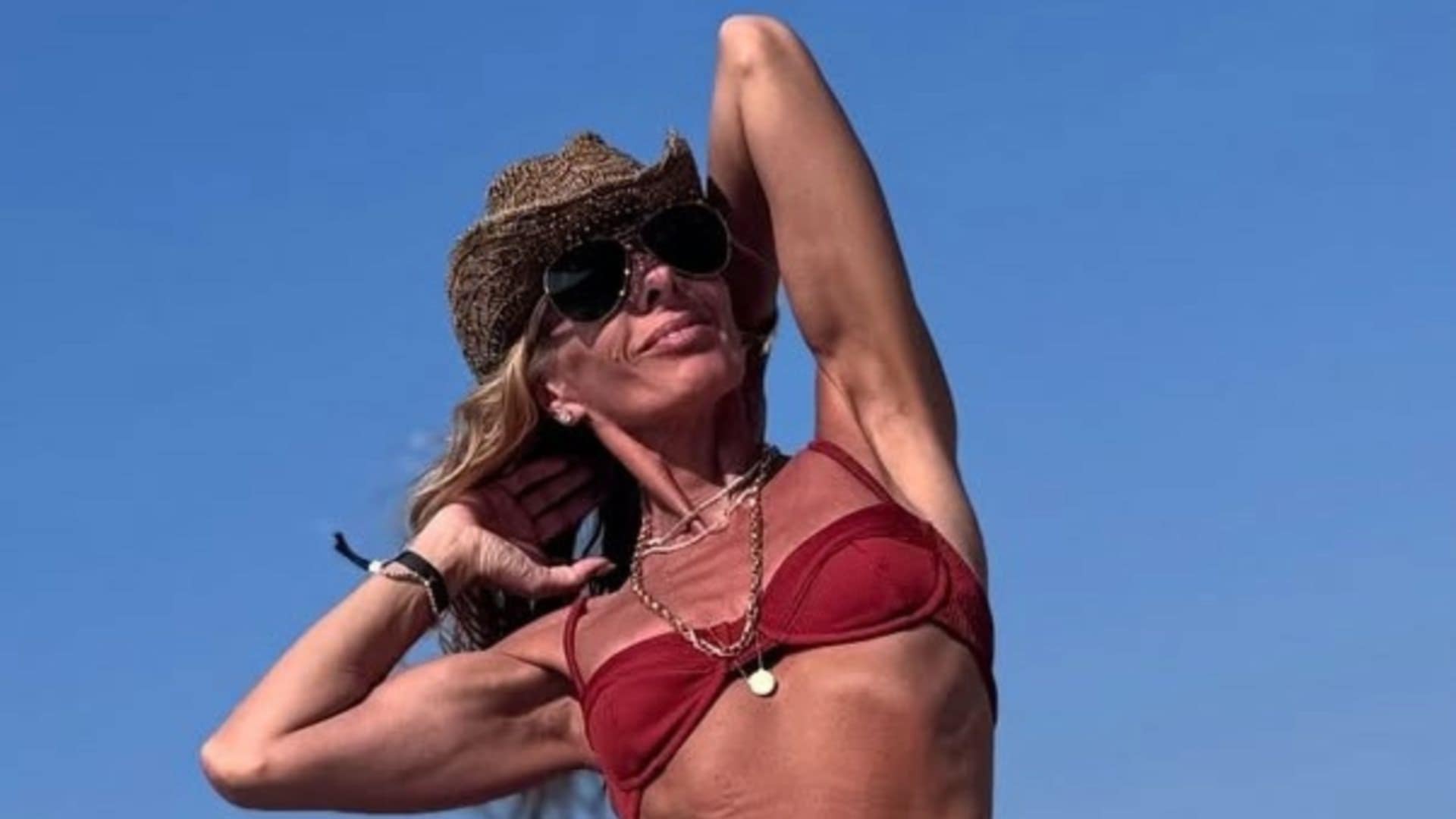 Adriane Galisteu exibe barriga negativa ao curtir praia na Turquia; veja
