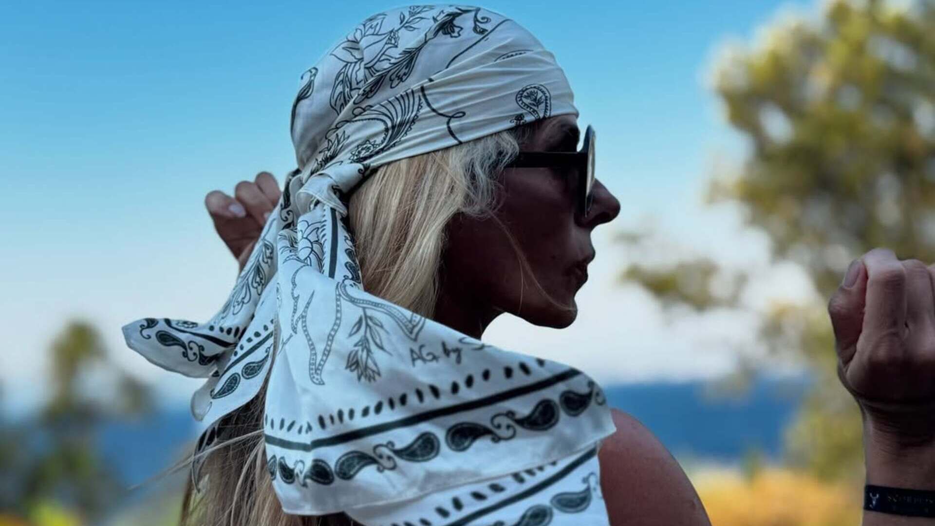 Nada ciumento, marido de Adriane Galisteu faz fotos dela só de lenço