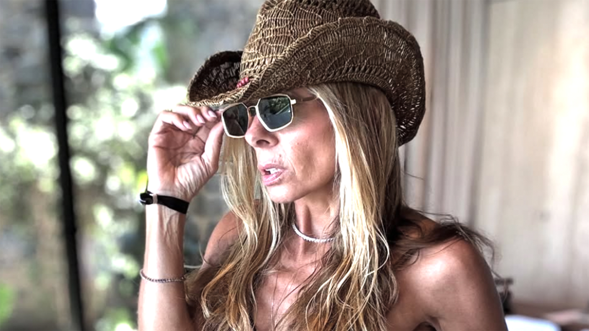 Adriane Galisteu exibe a barriga negativa em fotos das férias
