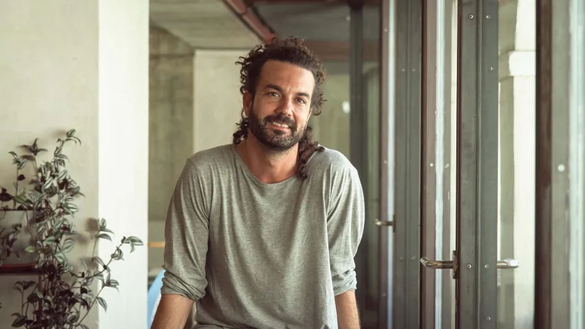 Cineasta Alex Pachón conta como Brasil será homenageado em festival de arte internacional