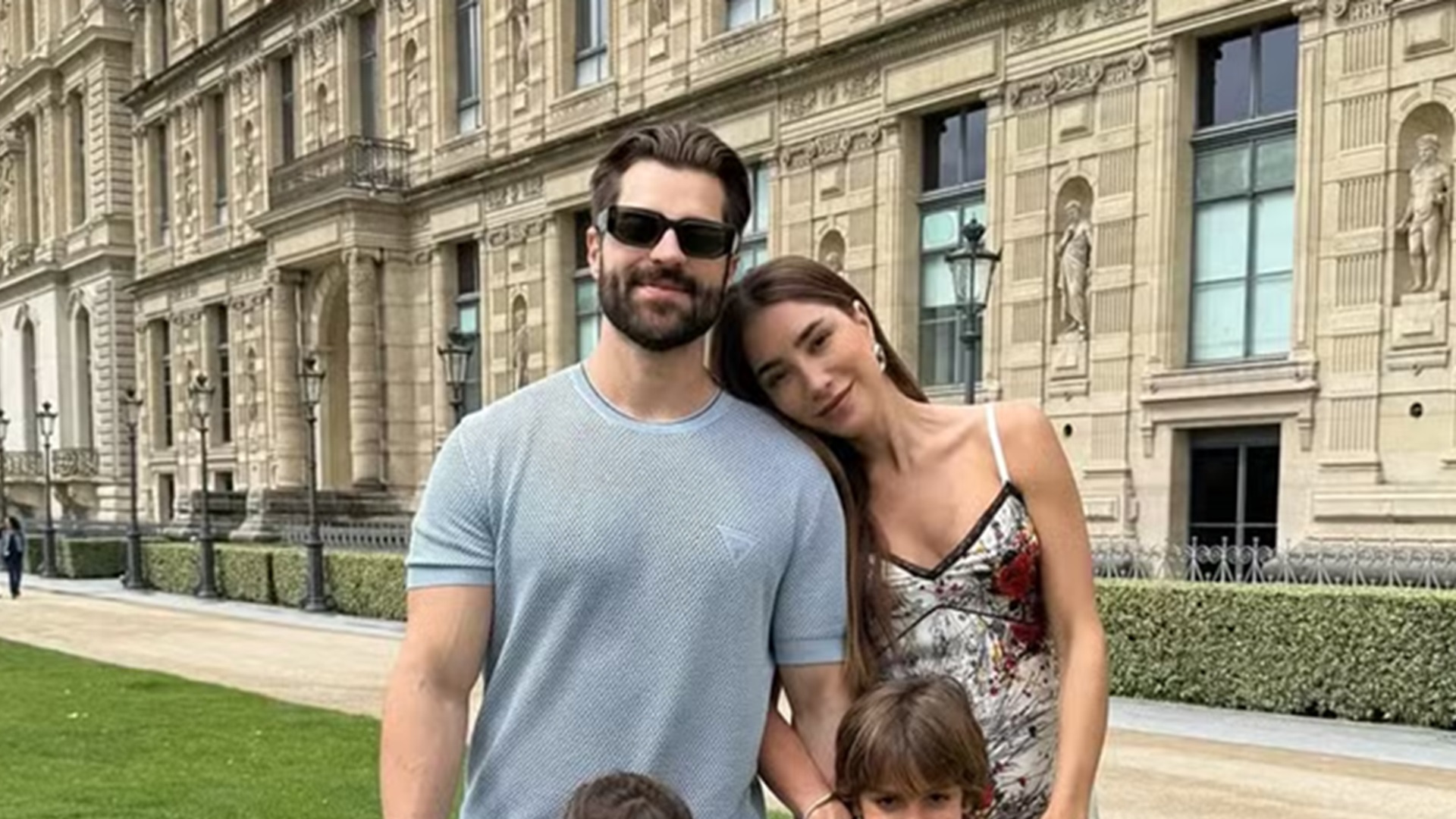 Alok posa com a esposa e os filhos durante viagem a Paris; veja as fotos