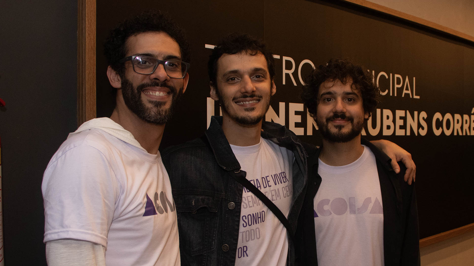 Famosos prestigiam reestreia da peça “A Coisa” em noite vibrante