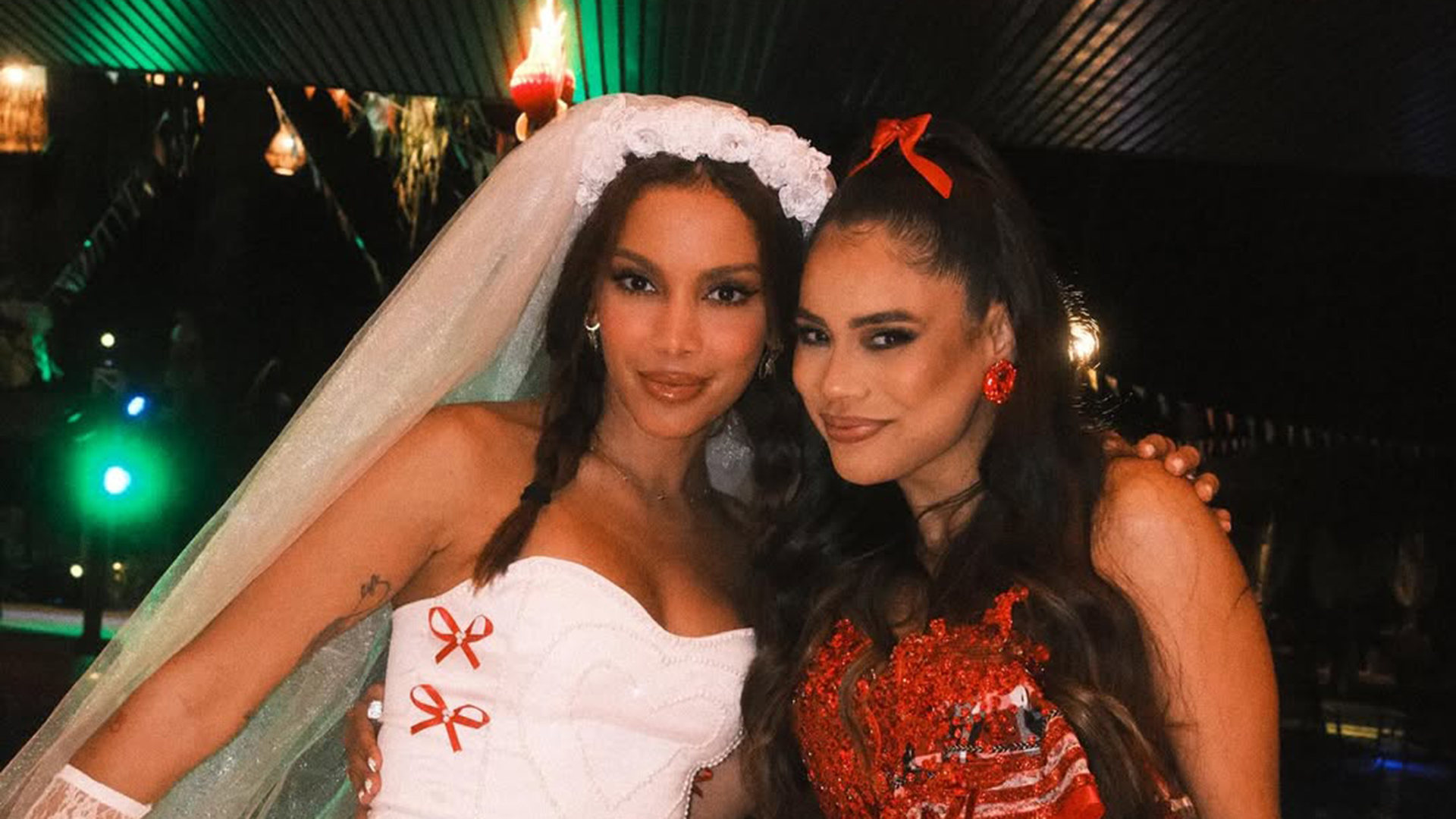 Anitta surge vestida de noiva em festa junina da família