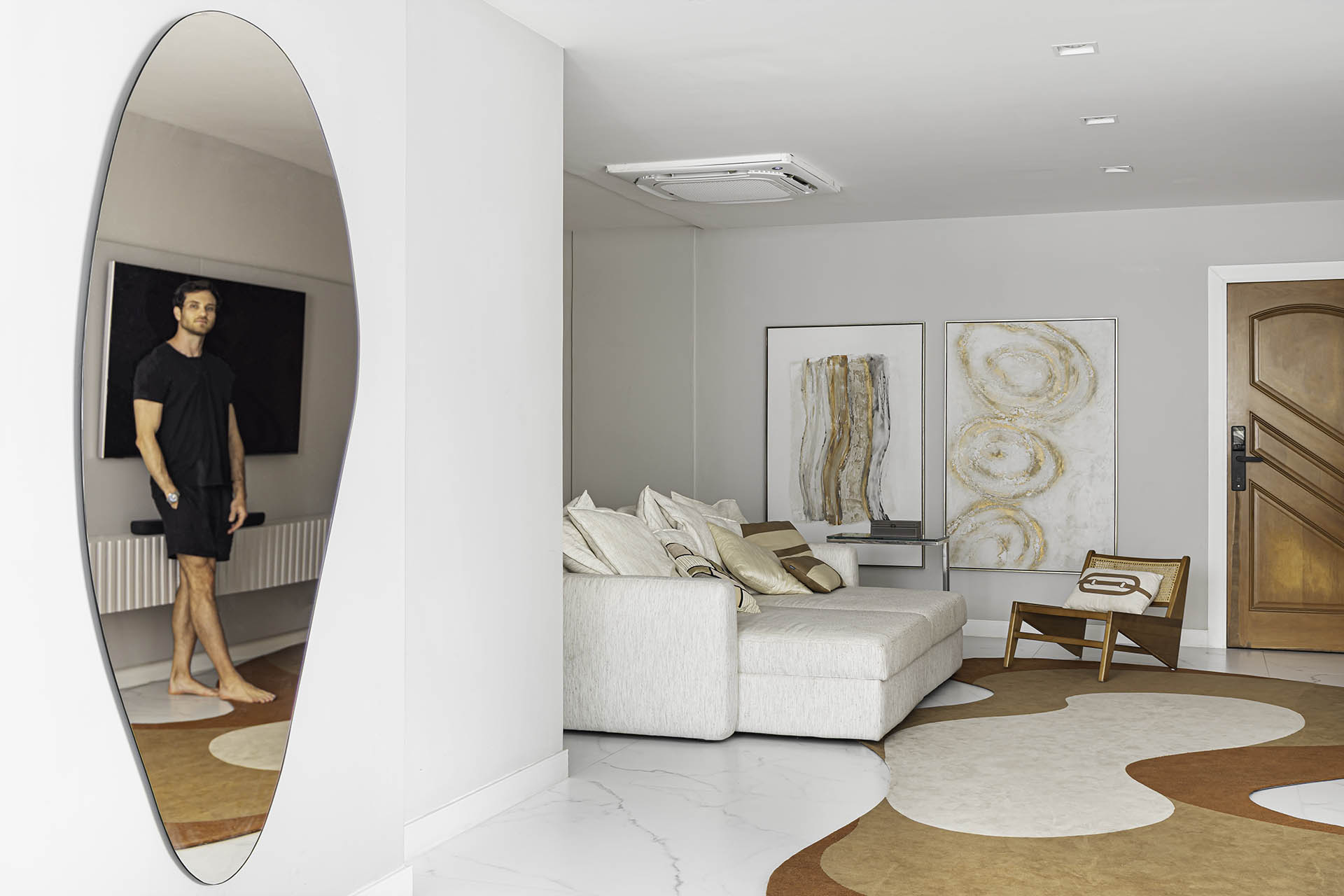 Ex-BBB Lucas Bissoli mostra seu apartamento - Foto: Camila Santos