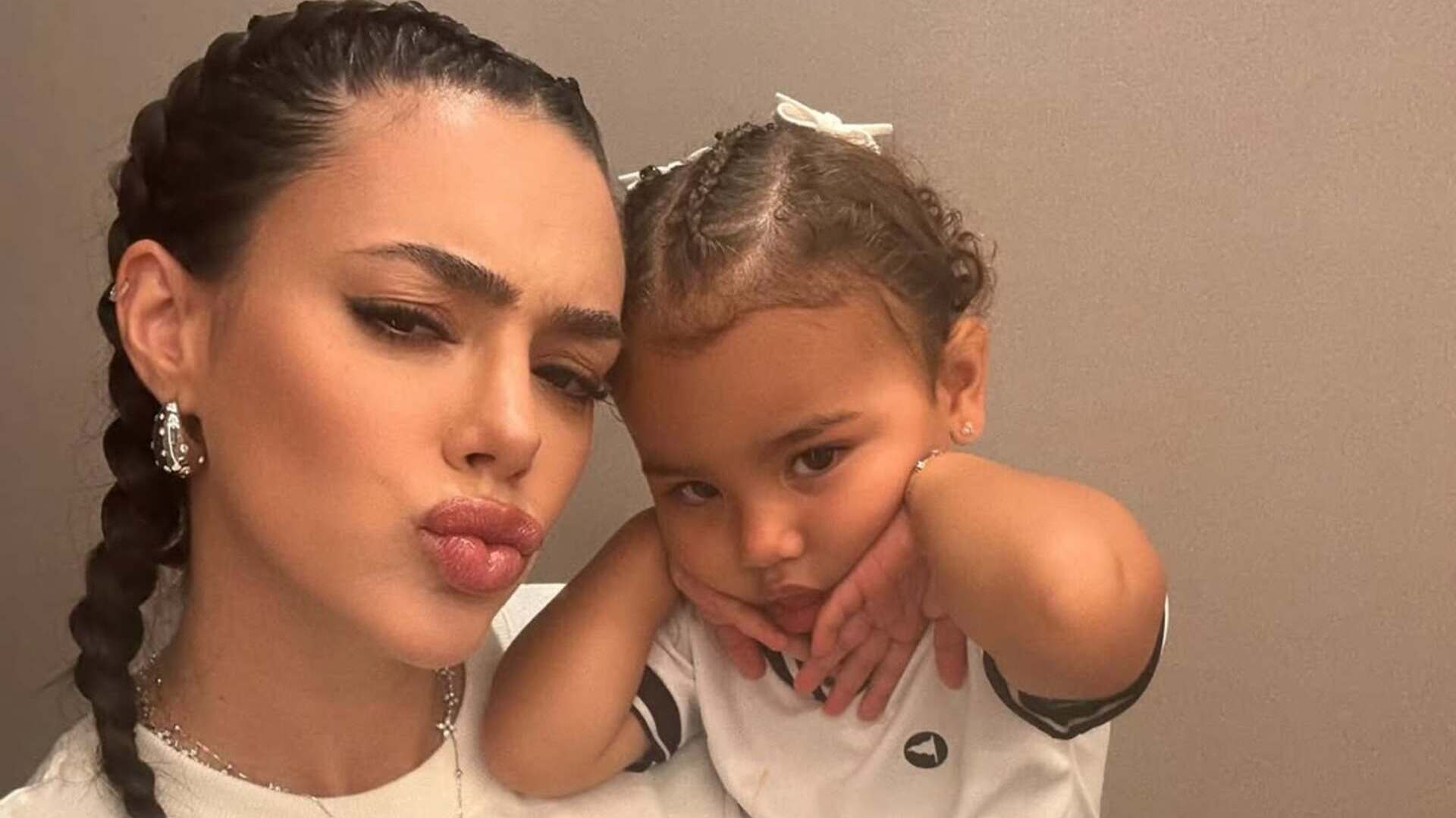 Dias após o parto, Bruna Biancardi leva Mavie para ver jogo de Neymar