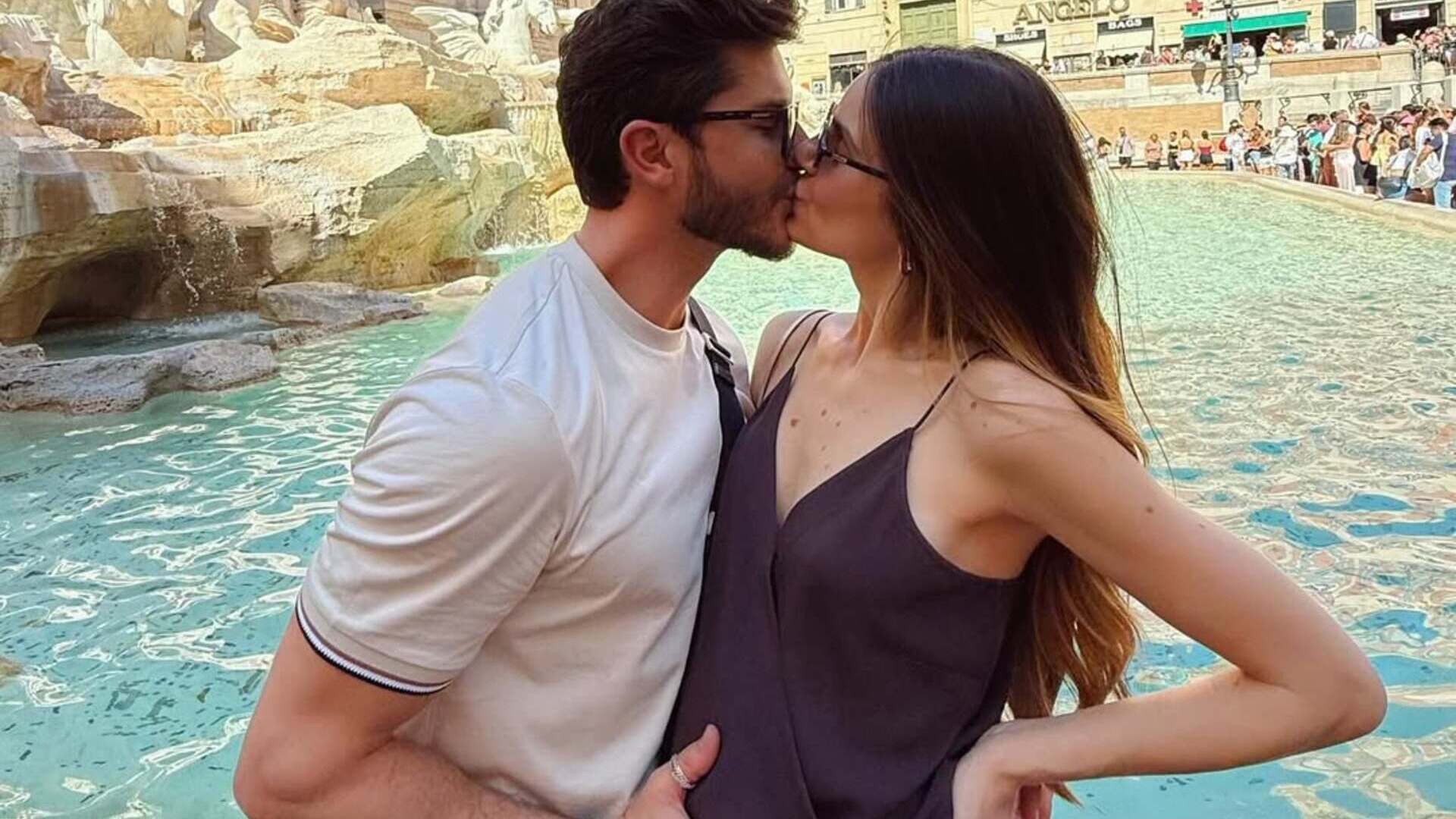 Grávida de Klebber Toledo, Camila Queiroz mostra barriguinha em viagem