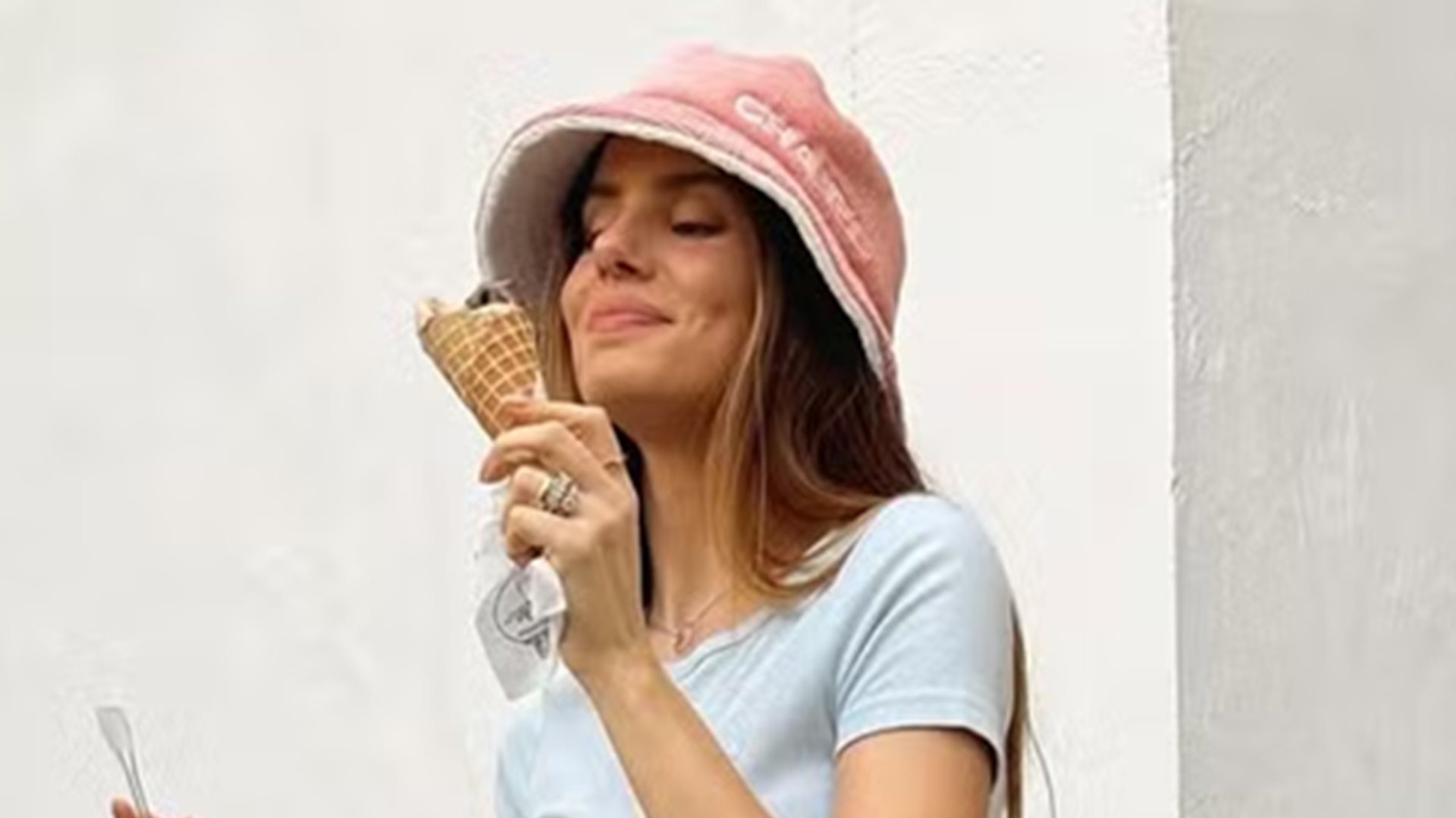 Tá crescendo! Camila Queiroz exibe barriga de grávida em nova aparição