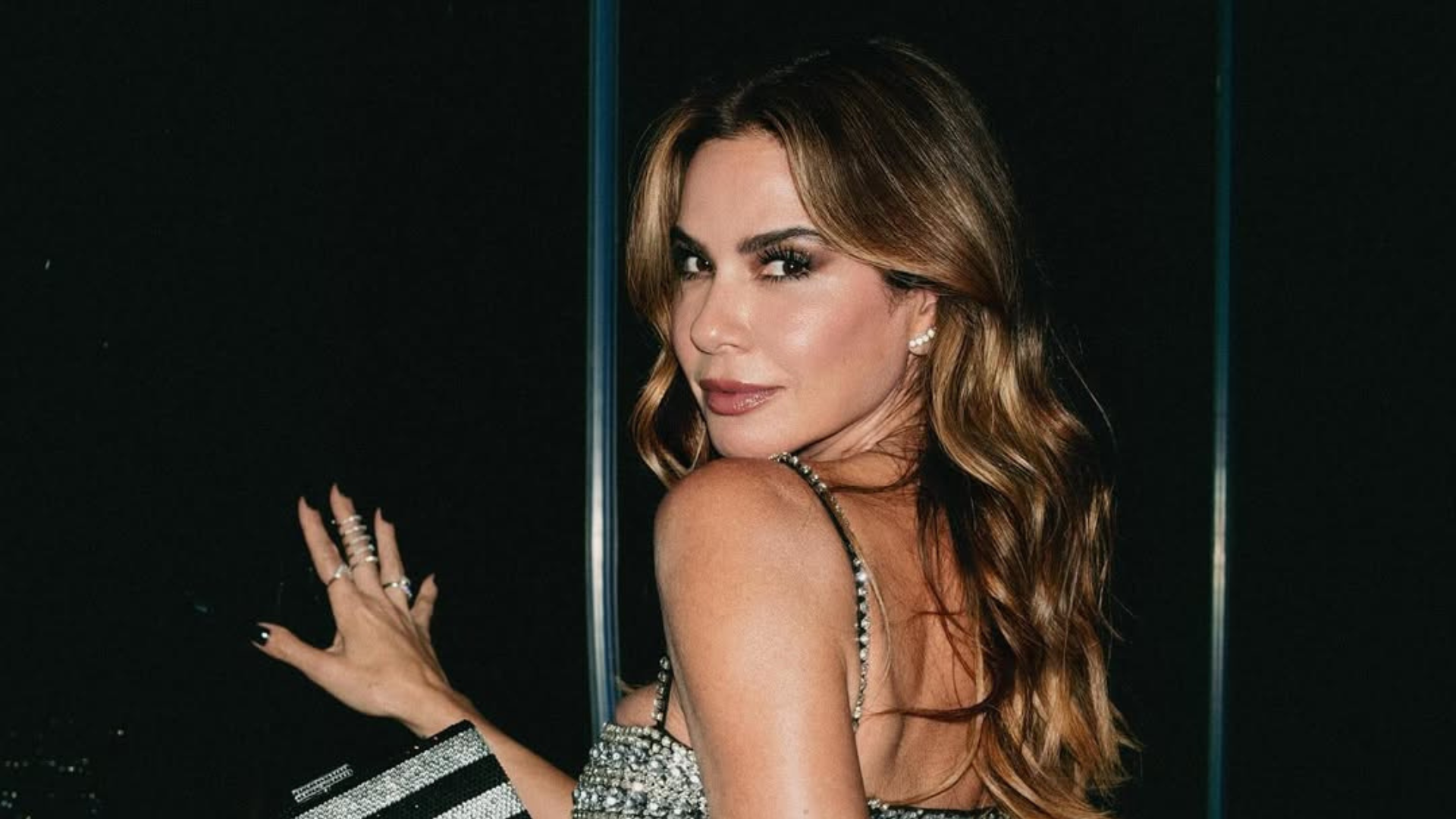Luciana Gimenez rebate críticas na internet: ‘Quando me criticam eu vou lá e bloqueio’