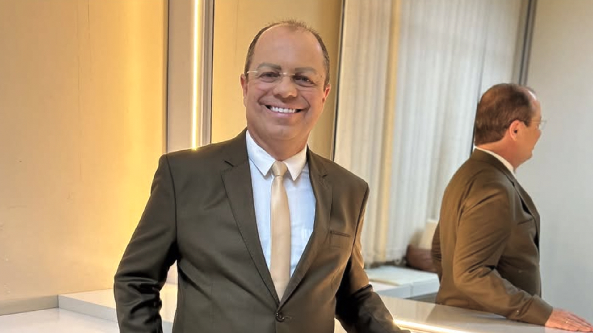 Apresentador da Globo vai ao hospital após festa surpresa, diz colunista