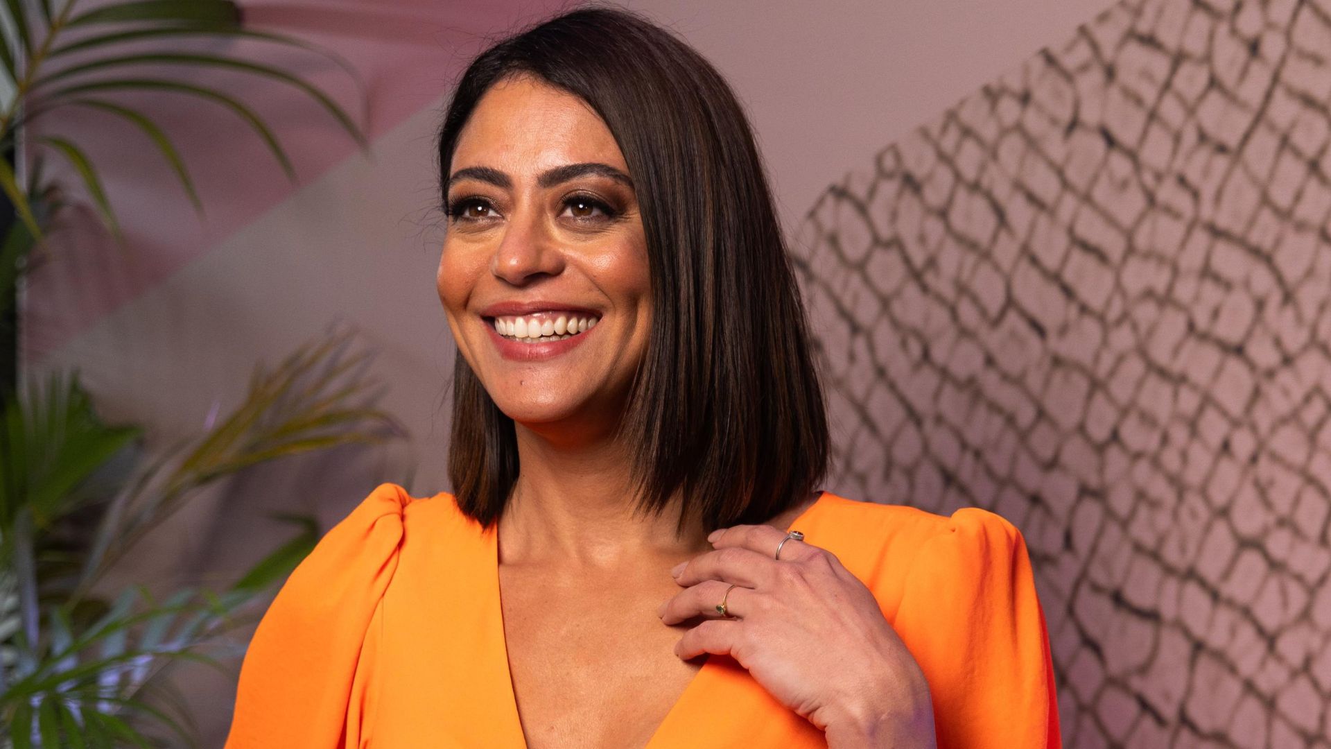 Carol Castro vive novo ápice após ‘Garota do Momento’ e amplia carreira entre TV, cinema e teatro