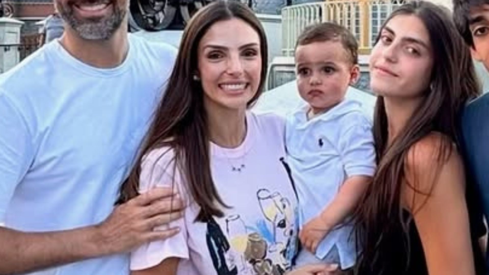 Carol Celico mostra primeira vez do filho caçula na Disney: ‘Tão mágico’