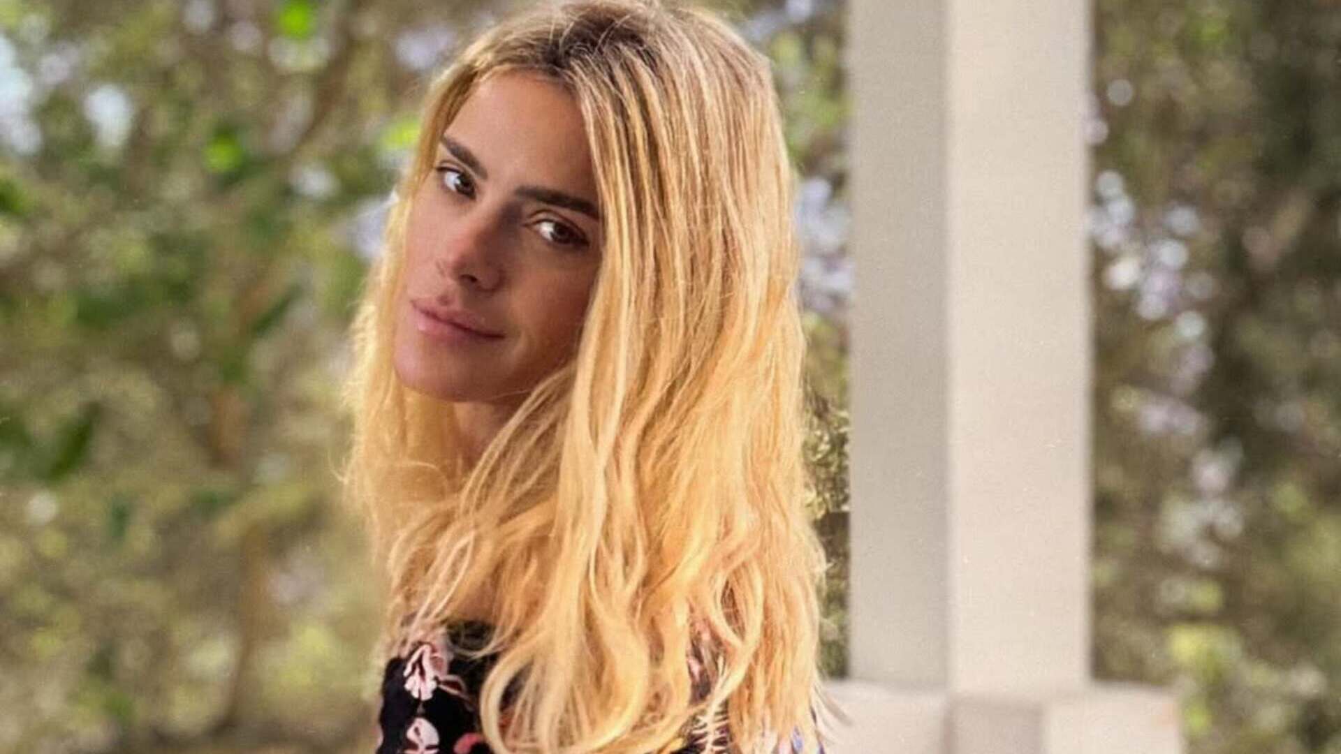 Com novo visual, Carolina Dieckmmann chama a atenção ao surgir de biquíni diferente
