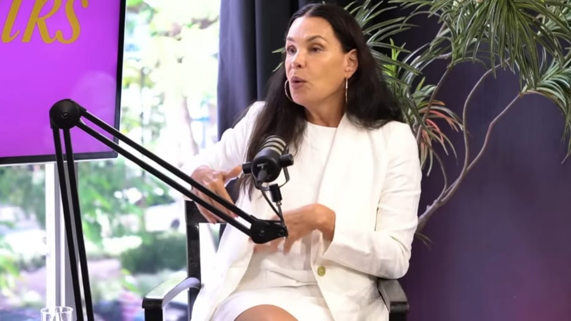 Carolina Ferraz revela trauma com chip da beleza: ‘Experiência infeliz’