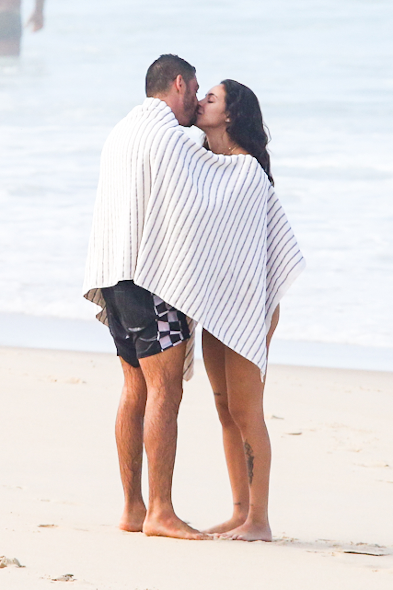 Cau&atilde; Reymond &eacute; fotografado com Luana Mandarino na praia - Foto: Dilson Silva / AgNews