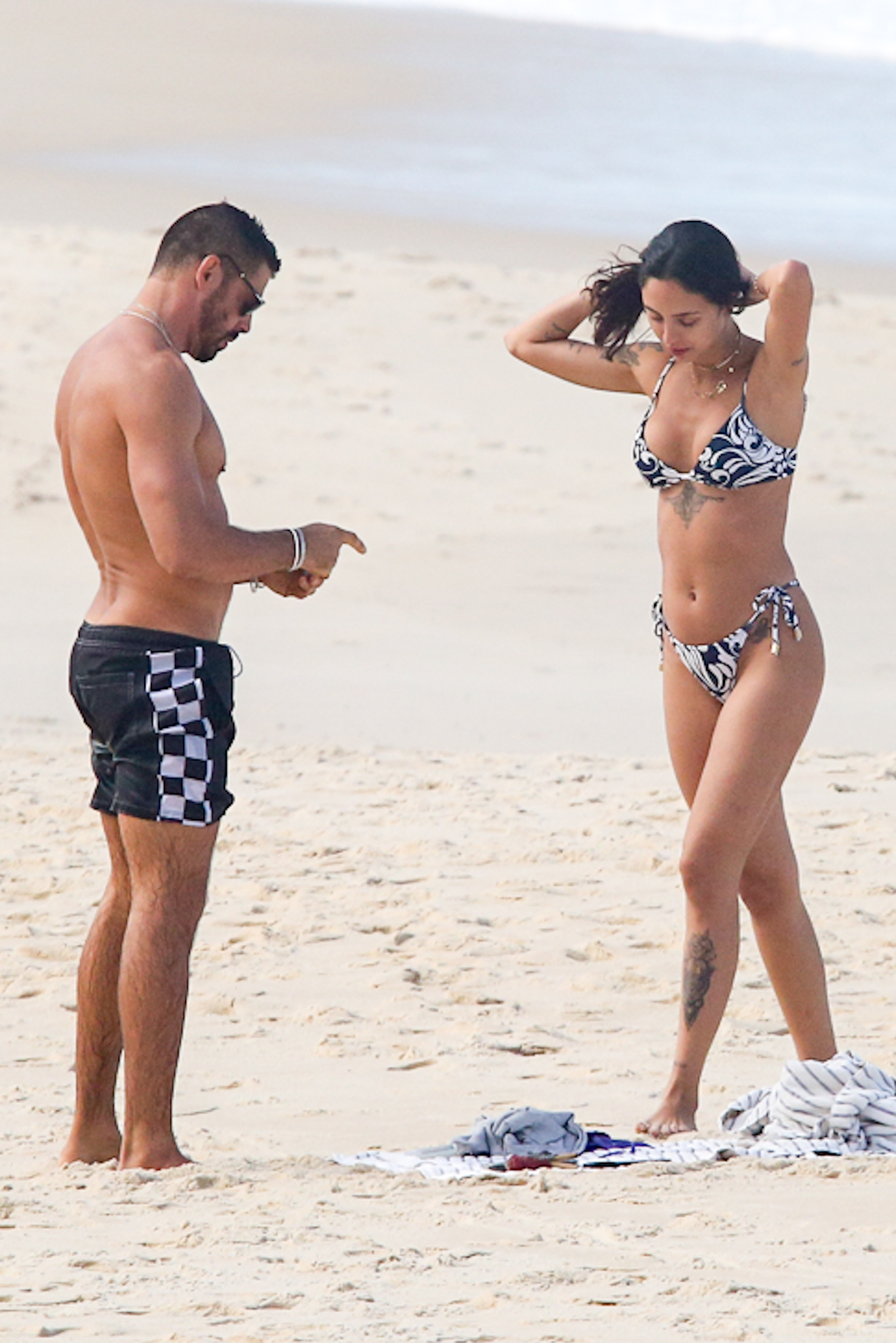 Cau&atilde; Reymond &eacute; fotografado com Luana Mandarino na praia - Foto: Dilson Silva / AgNews