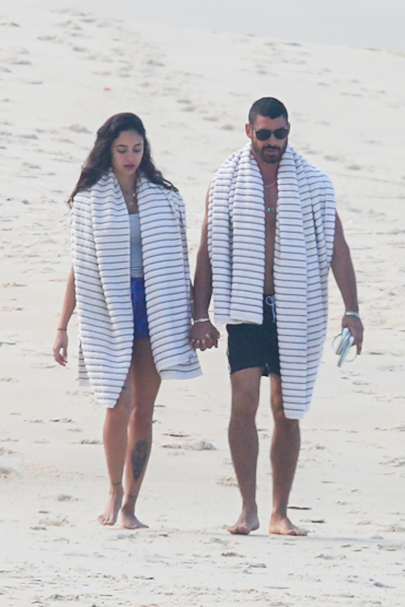 Cau&atilde; Reymond &eacute; fotografado com Luana Mandarino na praia - Foto: Dilson Silva / AgNews