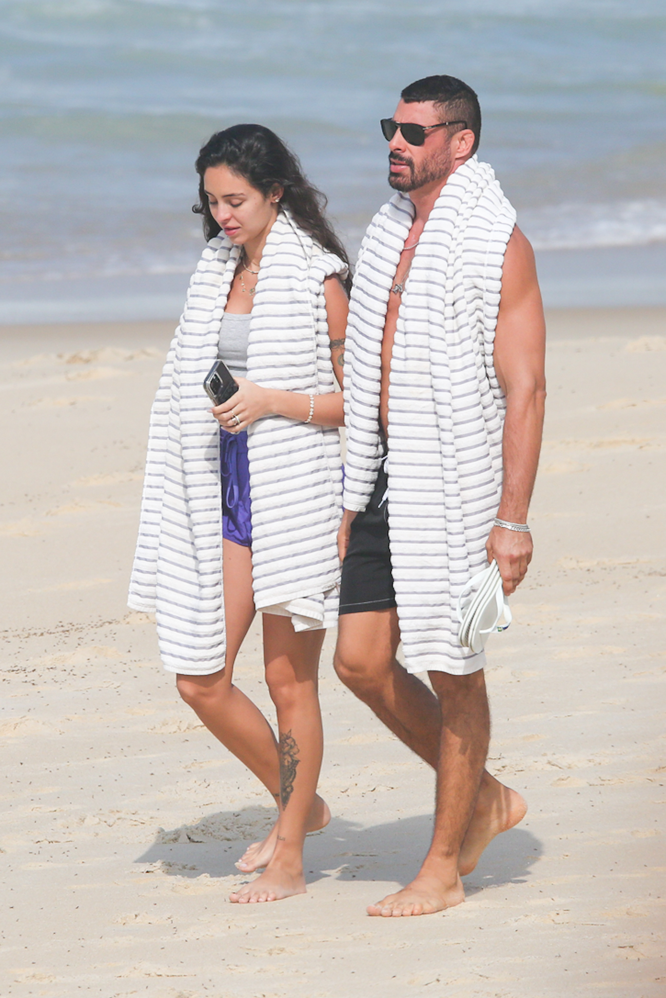 Cau&atilde; Reymond &eacute; fotografado com Luana Mandarino na praia - Foto: Dilson Silva / AgNews