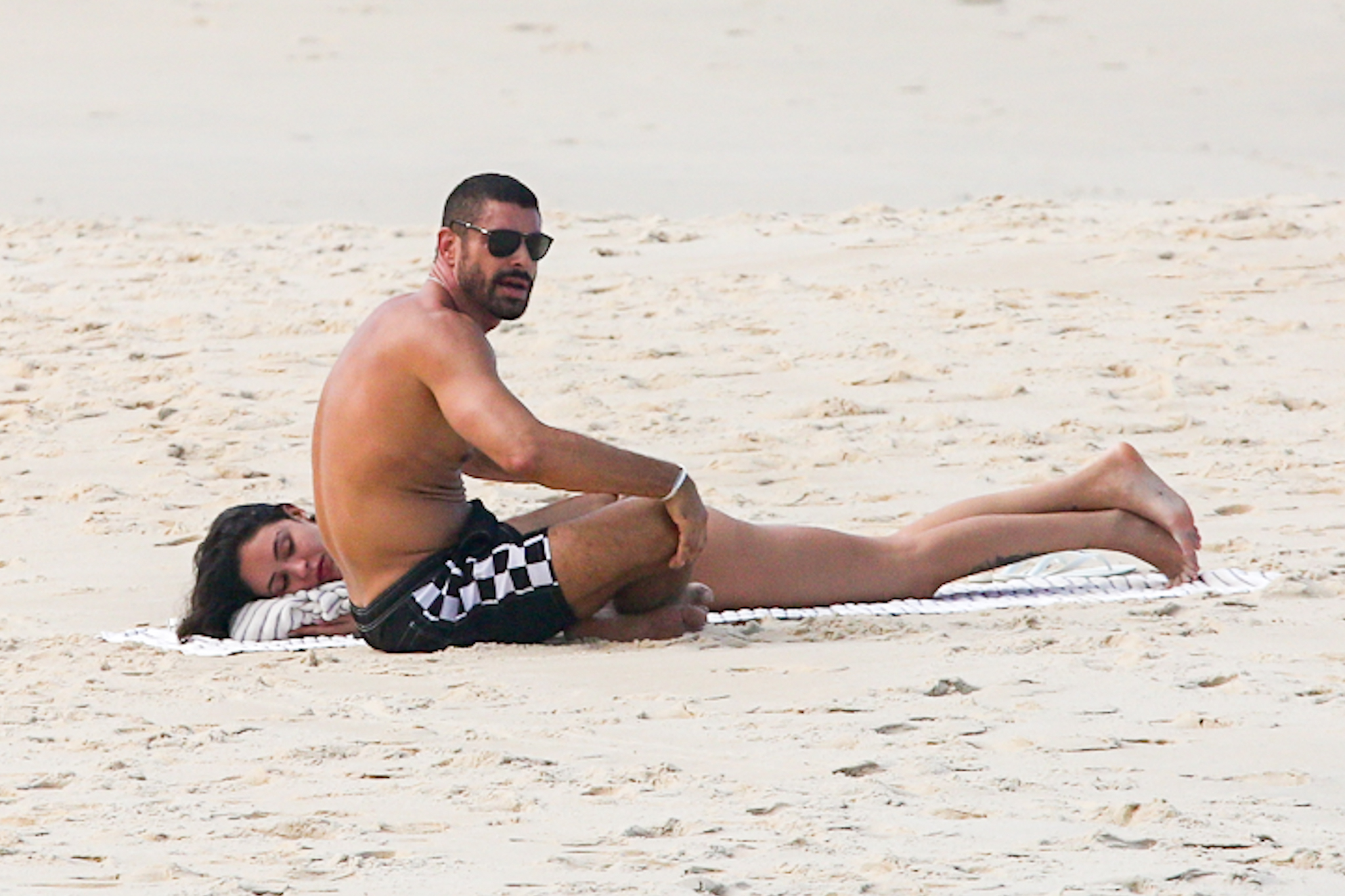 Cau&atilde; Reymond &eacute; fotografado com Luana Mandarino na praia - Foto: Dilson Silva / AgNews