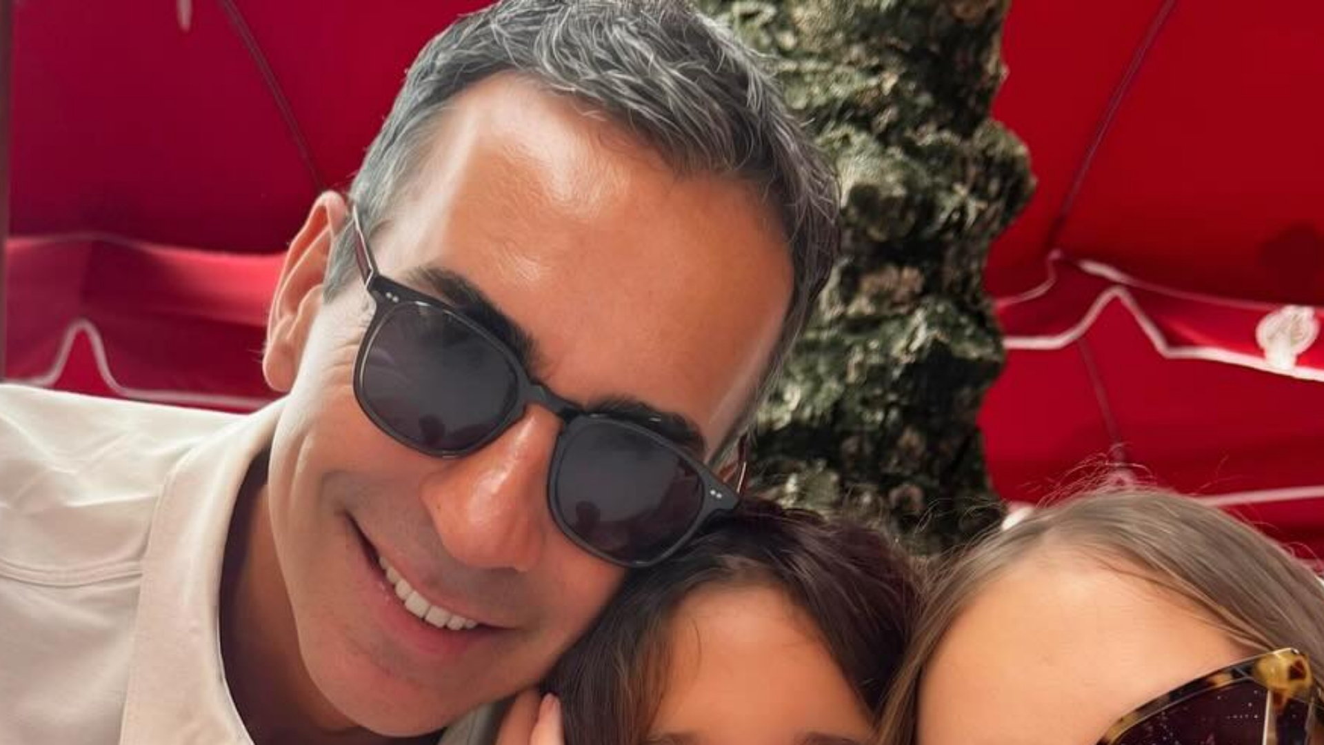 César Tralli divide clique encantador com a filha e a enteada durante as férias