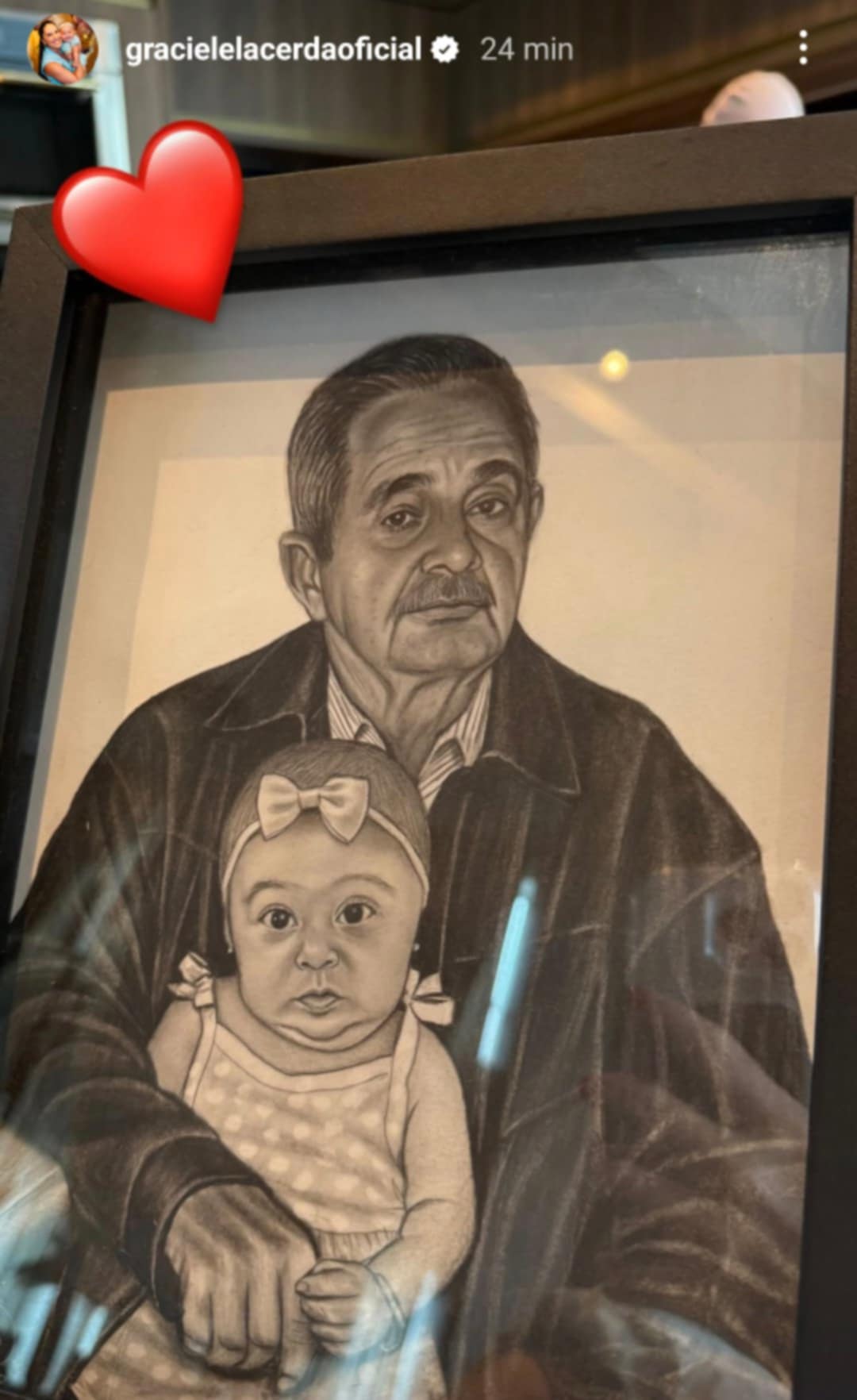 Graciele Lacerda comove com retrato da filha com o avô falecido; veja