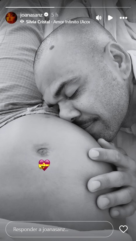 Daniel Alves em momento carinhoso com a barriga de Joana Sanz - Reprodu&ccedil;&atilde;o/Instagram