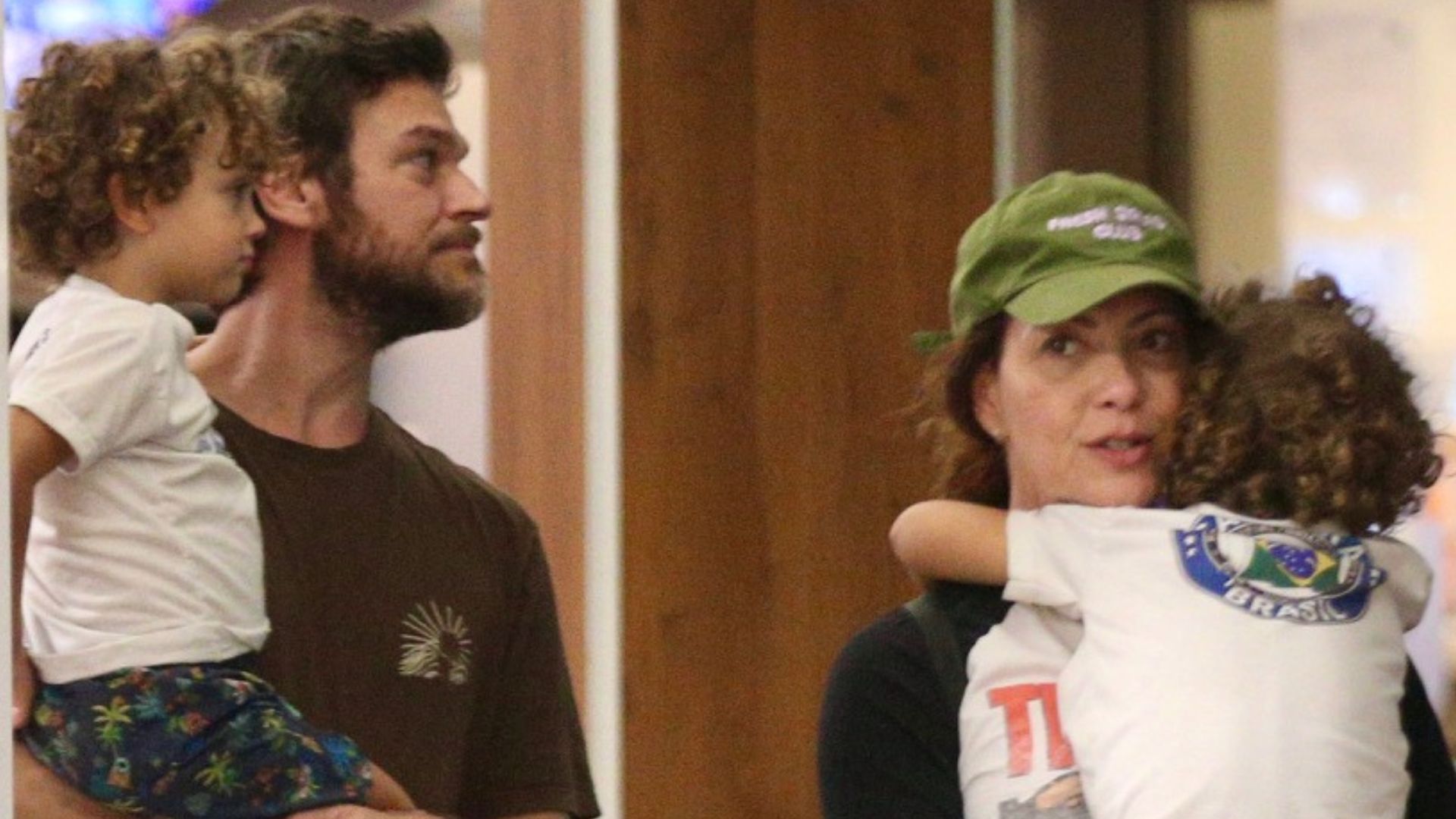 Emílio Dantas e Fabiula Nascimento passeiam com filhos em shopping do Rio