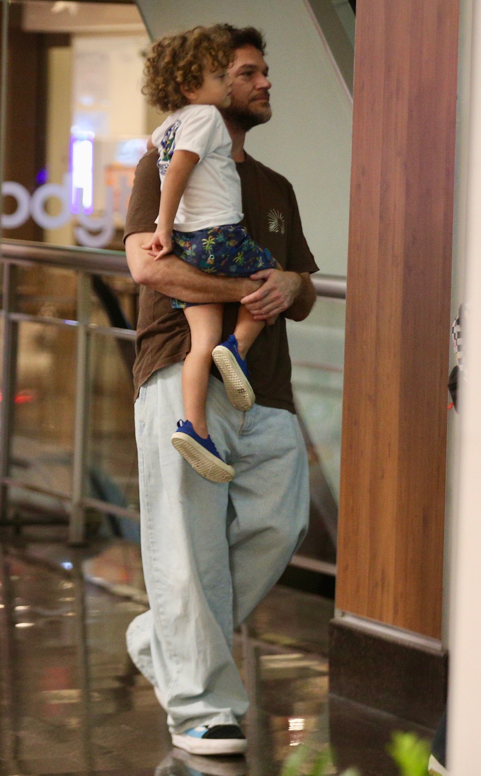 Emilio Dantas e Fab&iacute;ula Nascimento em passeio por shopping na zona sul