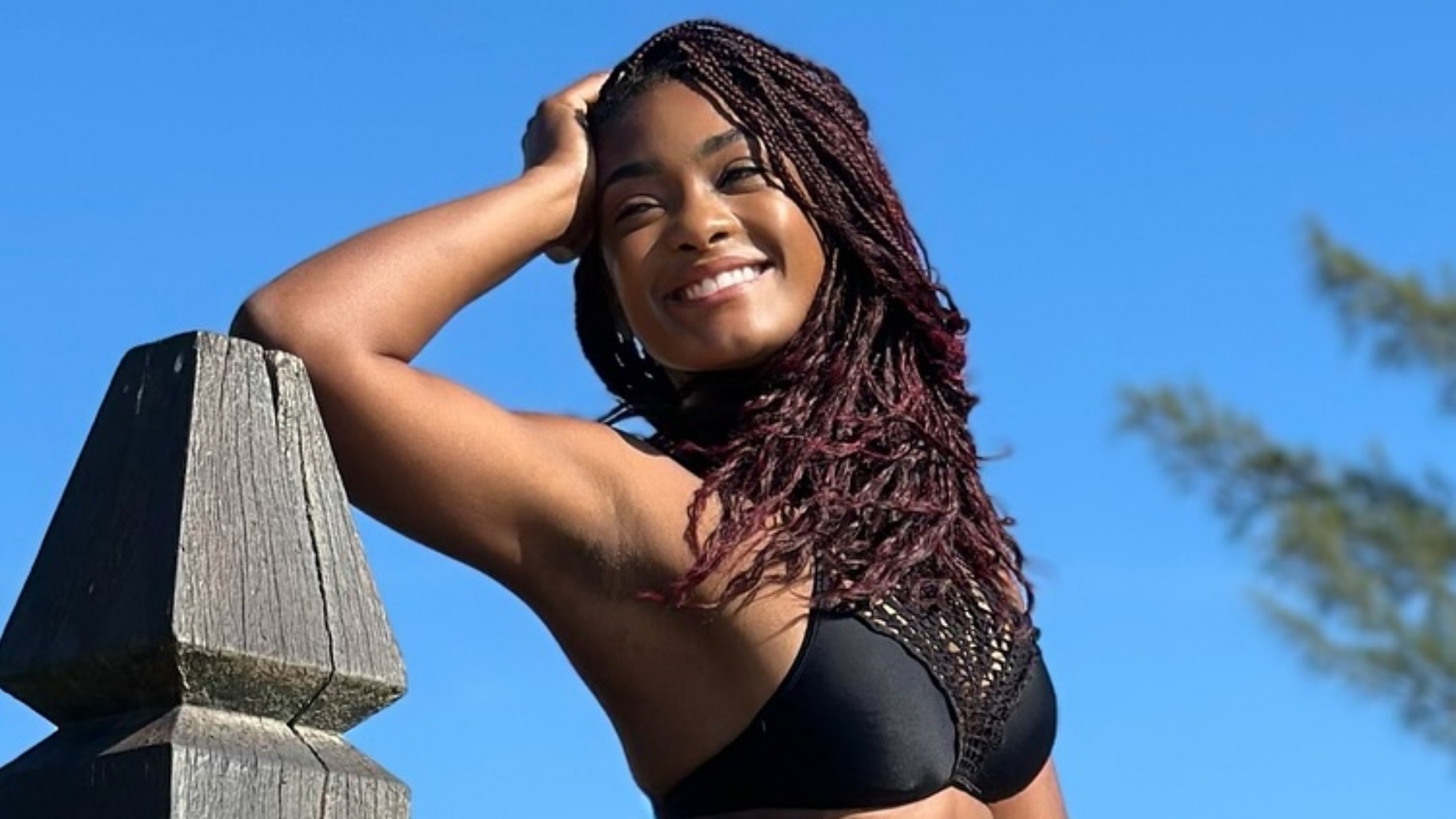 Erika Januza exibe curvas impecáveis durante viagem: ‘Que pintura de mulher’