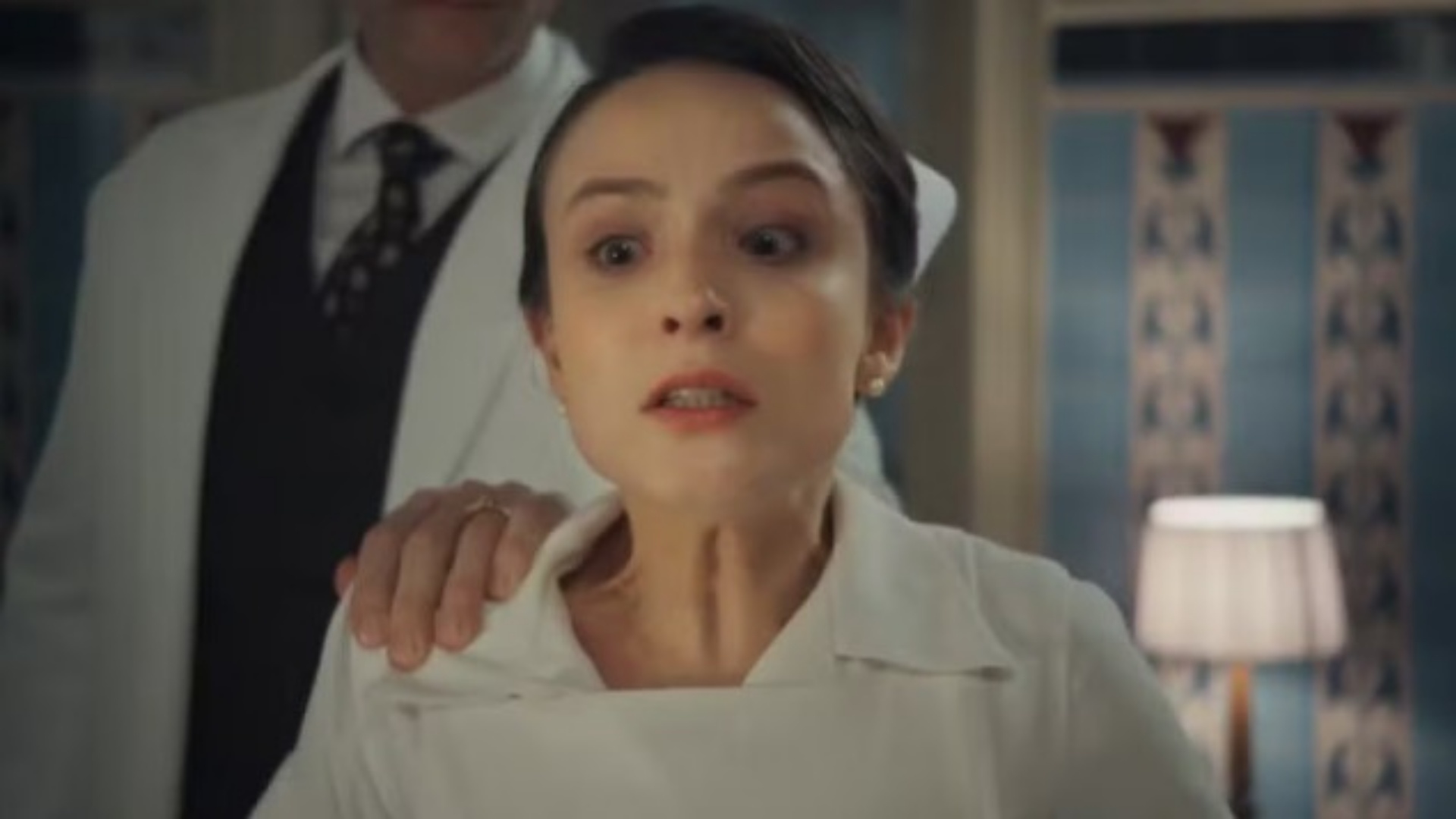 Êta Mundo Melhor!: Estela entra em pânico após receber telegrama enigmático